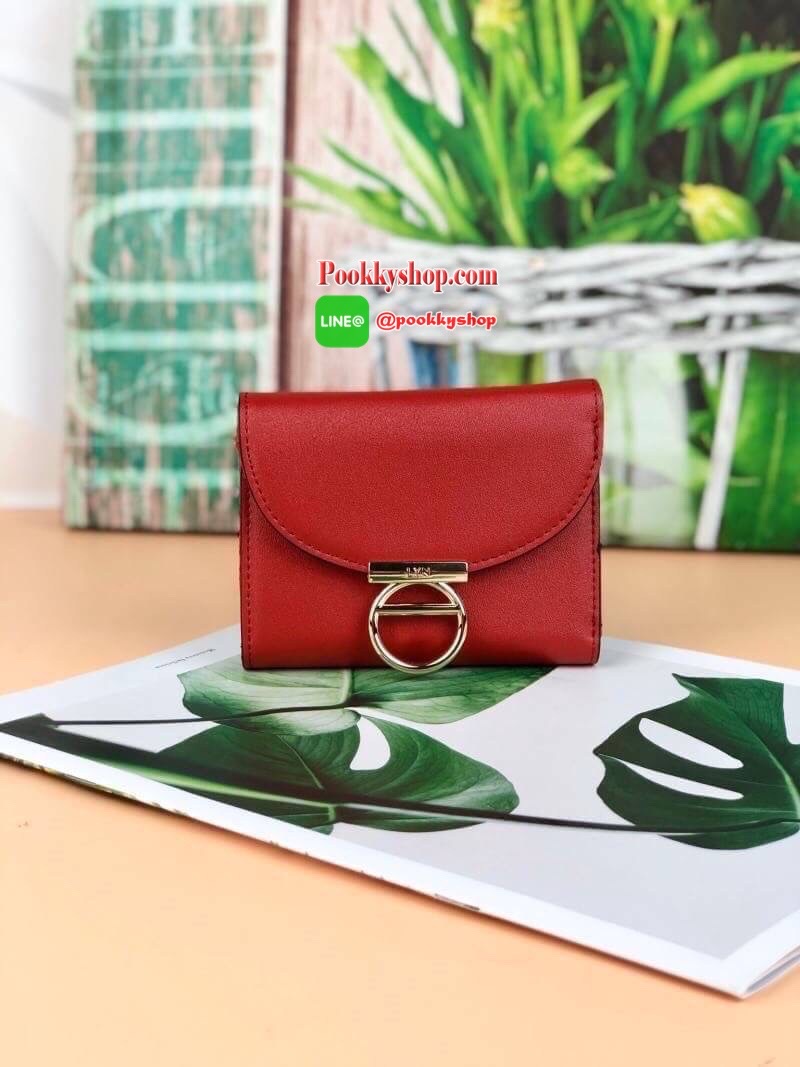 Lyn Paramour Short Wallet กระเป๋าเงินใบสั้นแบบ 3 พับ จับกระชับมือ วัสดุหนังเรียบ ด้านหน้ามีจุดเด่นตรงที่เปิดปิดมีโลหะวงกลม เปิดปิดแบบกระดุม มีช่องซิปใส่เหรียญ ช่องการ์ด 6 ช่อง และยังมีช่องใส่ธนบัตรได้ตามยาว แบบค์100/1000 ใส่ได้ทุกแบงค์ค่า เหมาะกับการใช้กั