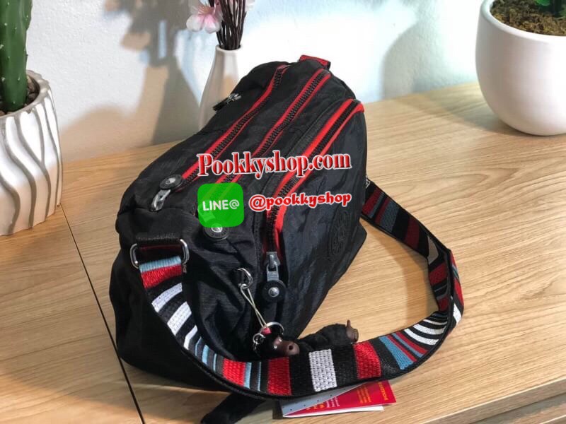 Kipling Reth กระเป๋าสะพายทรงสวย รุ่นยอดนิยมเลยค่ะ สายสะพายปรับระดับสั้น-ยาว เป็นกระเป๋าสะพายเฉียงลำตัวได้ค่ะ ช่องซิปเยอะค่ะ ใส่ของได้เป็นสัดส่วน จุสัมภาระได้ดีเลยค่ะ ทรงสวย สะพายน่ารักมาก ห้ามพลาดเลยค่ารุ่นนี้
