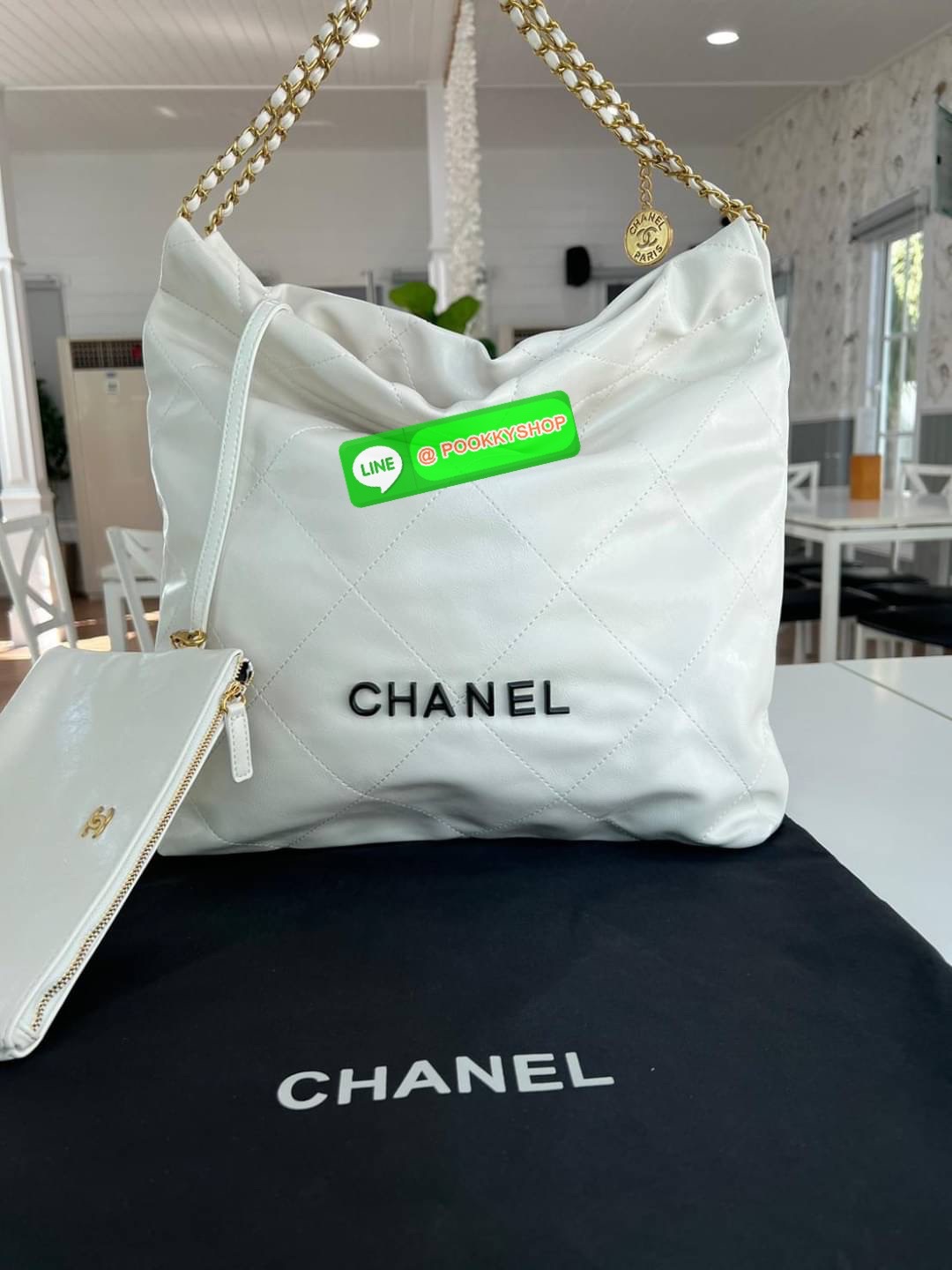 New Arrivals!!! CHANEL BAG VIP GIFT WITH PURCHASE (GWP) พรีเมี่ยมกิ๊ฟสุดหรู วัสดุหนังแกะสังเคราะห์นุ่ม ลื่น มันเงา อะไหล่ทองหรูหรา ไอเท็มมาแรง เกินต้านน ดีเทลเรียบๆแต่หรูหรา ใช้ได้ทุกโอกาศ เปิด-ปิด ด้วยกระดุมแม่เหล็ก ภายในโล่ง มีช่องซิป มาพร้อมใบลูกใส่ตัง
