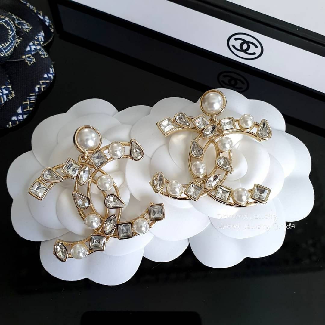 Super Hi-End Quality !!!! ((งาน 1:1 เหมือนในช็อปมากที่สุดในท้องตลาด)) Chanel Earring ต่างหูชาแนลงาน 1:1 เหมือนของแท้เป๊ะๆค่ะ รับรองงานสวยมากกกกก ดูหรู ดูผู้ดีสุดๆ งานดี มุกคุณภาพดีมากๆมากๆคะรับประกันความพอใจเลยค่ะ ตัวเรือนสีทองเฉดอ่อน ไฮโซมากค่ะ คอนเฟิม !