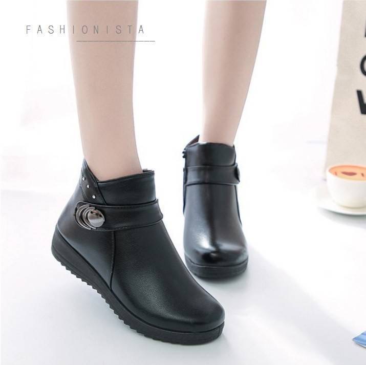 สินค้ามาใหม่พร้อมส่งค่ะ!! Item นุ่มๆอุ่นสบายถนอมเท้า รองเท้าบู้ทสั้นหุ้มข้อ วัสดุ pu คุณภาพดี เนื้อหนานุ่มมากสวยขึ้นทรง พื้น 3.5 c.m. มีซิปถอดใส่ง่าย เพิ่มดีเทลตกแต่งอะไหล่ด้านข้างสวยเก๋สะดุดตา ภายในรองเท้าบุขนนุ่มมากก พื้นรองเท้าเป็นยางพารายึดเกาะดีเยี่ย