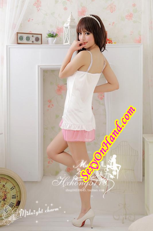 ชุดนอน เซ็กซี่ ชุดนอน สายเดี่ยว ผ้าซาติน สีขาว แต่งขอบลูกไม้ และริบบิ้นชมพูช่วงอก ขอบกระโปรงแต่ง ชายลูกไม้ และเล่นระดับ แบบเก๋ๆ ขี้เล่น เซ็กซี่ ๆจ๊ะ + G string เข้าชุด