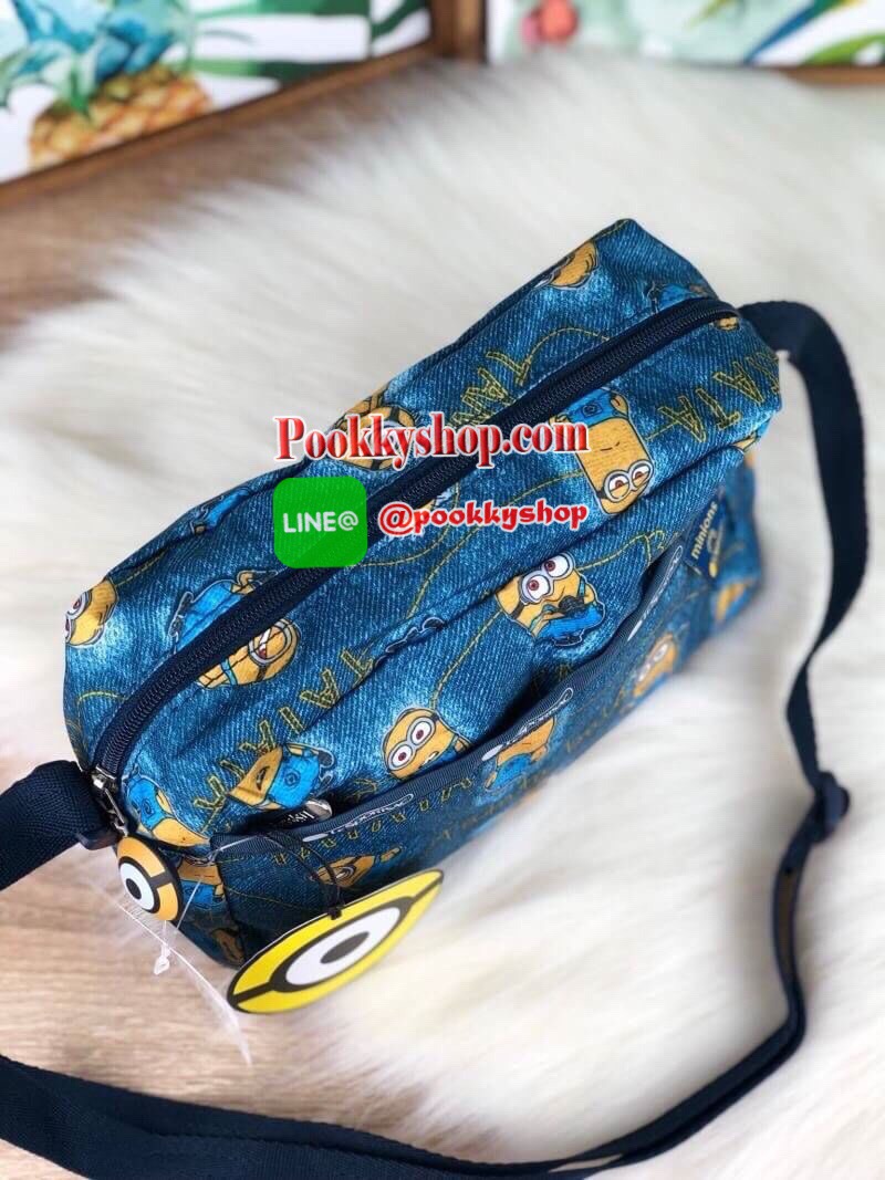 New!! LESPORTSAC x MINIONS กระเป๋าน้ำหนักเบาน่ารักจาก LESPORTSAC รุ่นครอสบอดี้ขนาดน่ารักกำลังดี!! วัสดุโพลีเอสเทอร์ กันละอองน้ำได้ระดับหนึ่ง มีสายสะพายสามารถปรับระดับได้ตามต้องการ ลวดลายน่ารัก หัวซิปช่องใหญ่เป็นรูปมินเนี่ยน มีช่องด้านหน้า-หลัง และช่องซิปใ
