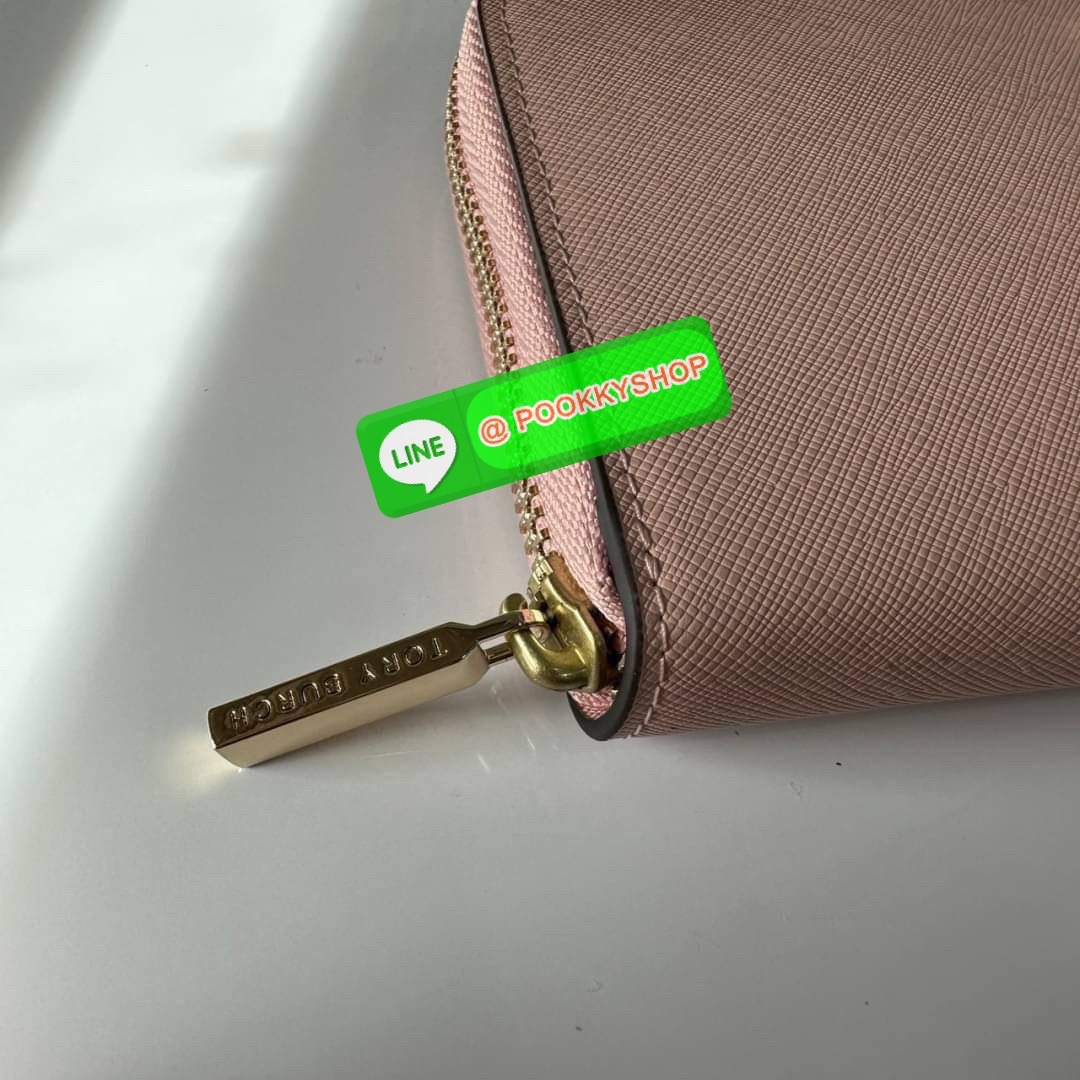 TORY BURCH ROBINSON MULTI GUSSET ZIP CONTINENTAL WALLET กระเป๋าสตางค์ใบยาว แบ่งสัดส่วนด้วยช่องซิปตรงกลางสำหรับใส่เหรียญ มีช่องใส่บัตร และใส่ธนบัตรได้ วัสดุหนังแท้ เปิด-ปิดกระเป๋าแบบซิปรูด ใส่โทรศัพท์มือถือได้ วันชิวๆพกกระเป๋าสตางค์ใบเดียวสะดวกมากค่ะ
