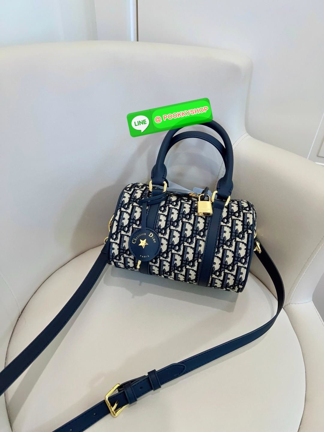 ต้องบอกว่าใบจริงสวยมากๆกับรุ่นนี้ ไม่ผิดหวังแน่นอน DIOR GROOVE BAG 2025 🔖มีไม่มากแล้วน๊าา หมดแล้วหมดเลย ใบกลาง สวยตามๆเซเลปในไทยและ ตปท.กันเลยค่ะ กับกระเป๋าจากDior วัสดุJacquard ทอลายแบรนด์ตัดขอบด้วยหนังแท้เนื้อแมทสุดคลาสสิค