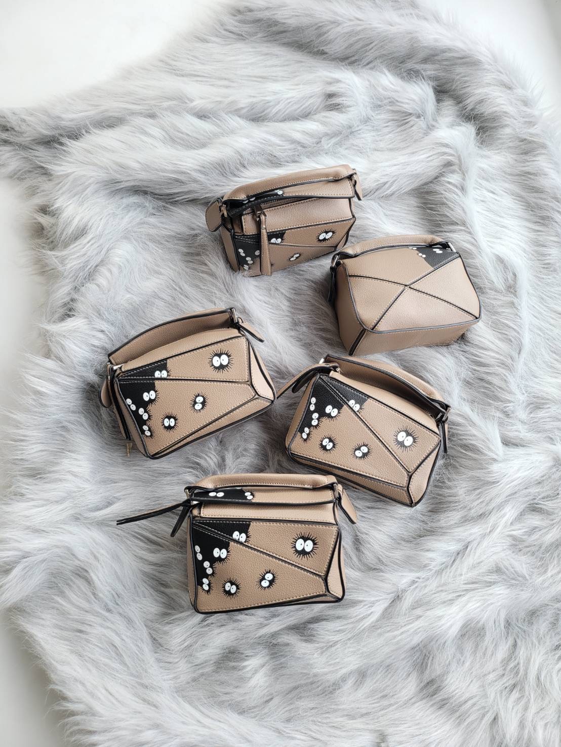 น่ารัก..ไม่ไหวแล้ว LW mini puzzle เห็นแล้วใจหวั่นไหว น่ารักอะไรขนาดนี้ ย่อส่วนได้สมบูรณ์แบบสุดๆ ลงตัวทุกอย่าง ใส่โทรศัพท์ iplus ได้สบายๆ ยังเหลือเนื้อที่ใส่ของได้อีกเยอะ รีบเลยน้า สวยๆทุกสี