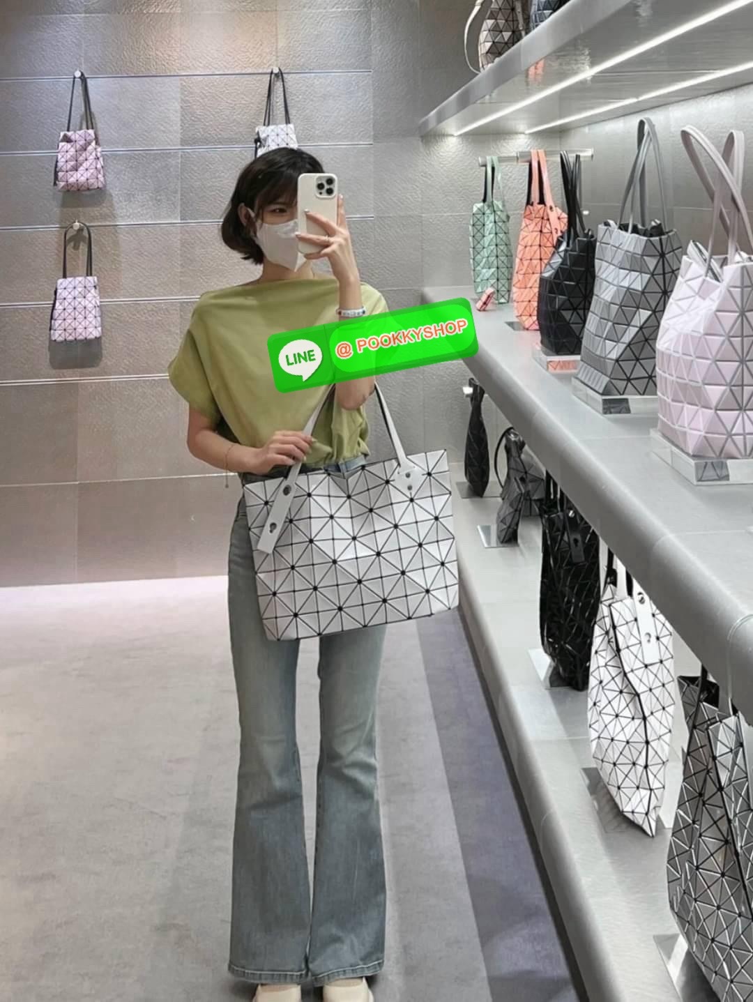 Bao bao Issey Miyake Rock Matte กระเป๋า Bao Bao ซีรีส์นี้จะเป็นทรงสี่เหลี่ยมผืนผ้าและทรงสี่เหลี่ยมจัตุรัส น้ำหนักเบา มีซิปปิดด้านบน ถือเป็นรุ่นที่เหมาะกับการใช้งานในชีวิตประจำวัน สามารถพับมุมและบริเวณด้านล่างของกระเป๋าเพื่อเพิ่มความสะดวกสบายในการใช้งาน ทั