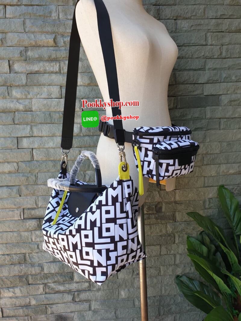 LE PLIAGE LGP TOP HANDLE BAG M รายละเอียด • วัสดุ: ผ้าใบ • อะไหล่: นิกเกิล • ตัวกระเป๋า: ผ้าใบโพลีอะไมด์เคลือบด้านใน • ตกแต่ง: หนังวัว รายละเอียดภายนอก • การปิด: ซิปและกระดุมสแน๊ป • สายสะพาย: ถอดออกได้ • ช่อง: 1 รายละเอียดภายใน • ช่องใส่ของ: 1 • จุของได้เ