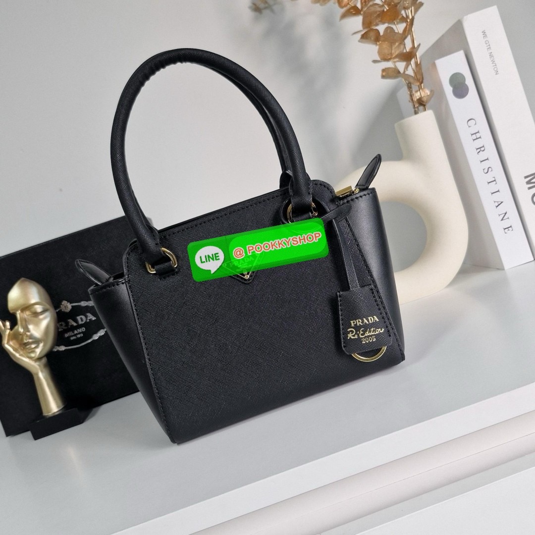 NEW ARRIVIAL มาใหม่กับกระเป๋าถือทรงยอดฮิต จากแบรนด์ PRADA อะไหล่ทองใบ ตัวกระเป๋าอยู่ทรงสวย ลาย SAFFIANO เปิดปิดด้วยซิป ด้านในมีช่องแยกและช่องใหญ่ แบ่งเก็บของได้เป็นสัดส่วน ขนาดกำลังดี ใส่ของได้หลากหลาย ใส่กระเป๋าสตางค์ใบกลางได้ มาพร้อมสายยาวสะพาย CROSSBOD