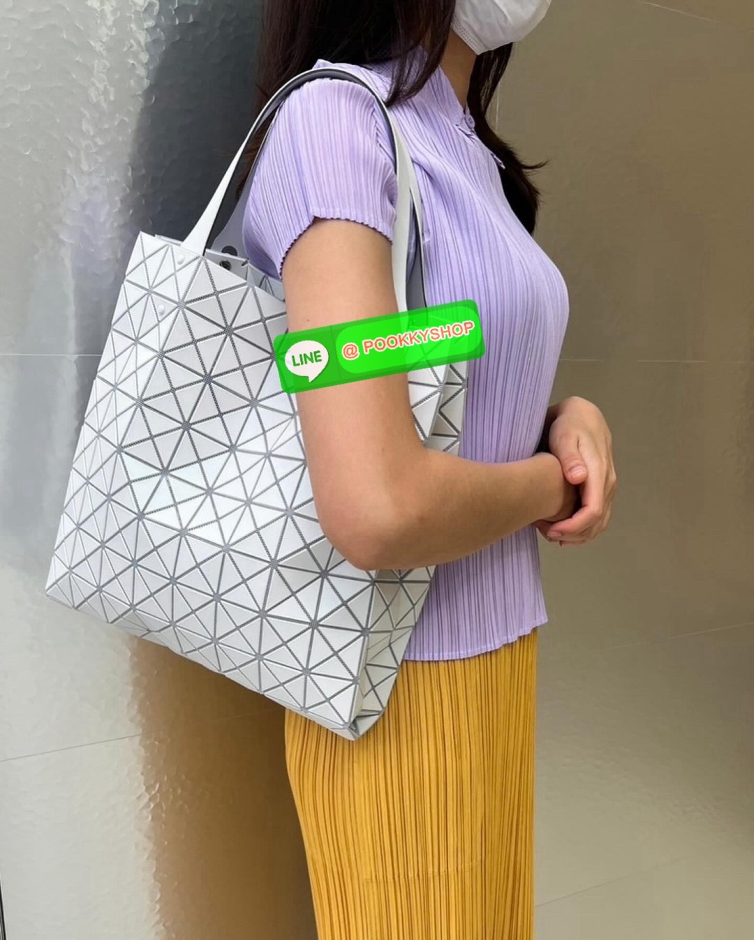 BAO BAO PRISM PLUS Handbag (Large) 🔖กระเป๋าถือจากแบรนด์ BAO BAO ISSEY MIYAKE ดีไซน์คลาสสิกทรงสี่เหลี่ยม มาพร้อมลวดลายสามเหลี่ยมที่มีมิติ 🔖วัสดุ: โพลีเอสเตอร์ ผสมหนัง 🔖 ปากกระเป๋าเปิด ซับในเป็นไนลอน มีช่องกระเป๋าด้านในและหูหิ้วกระเป
