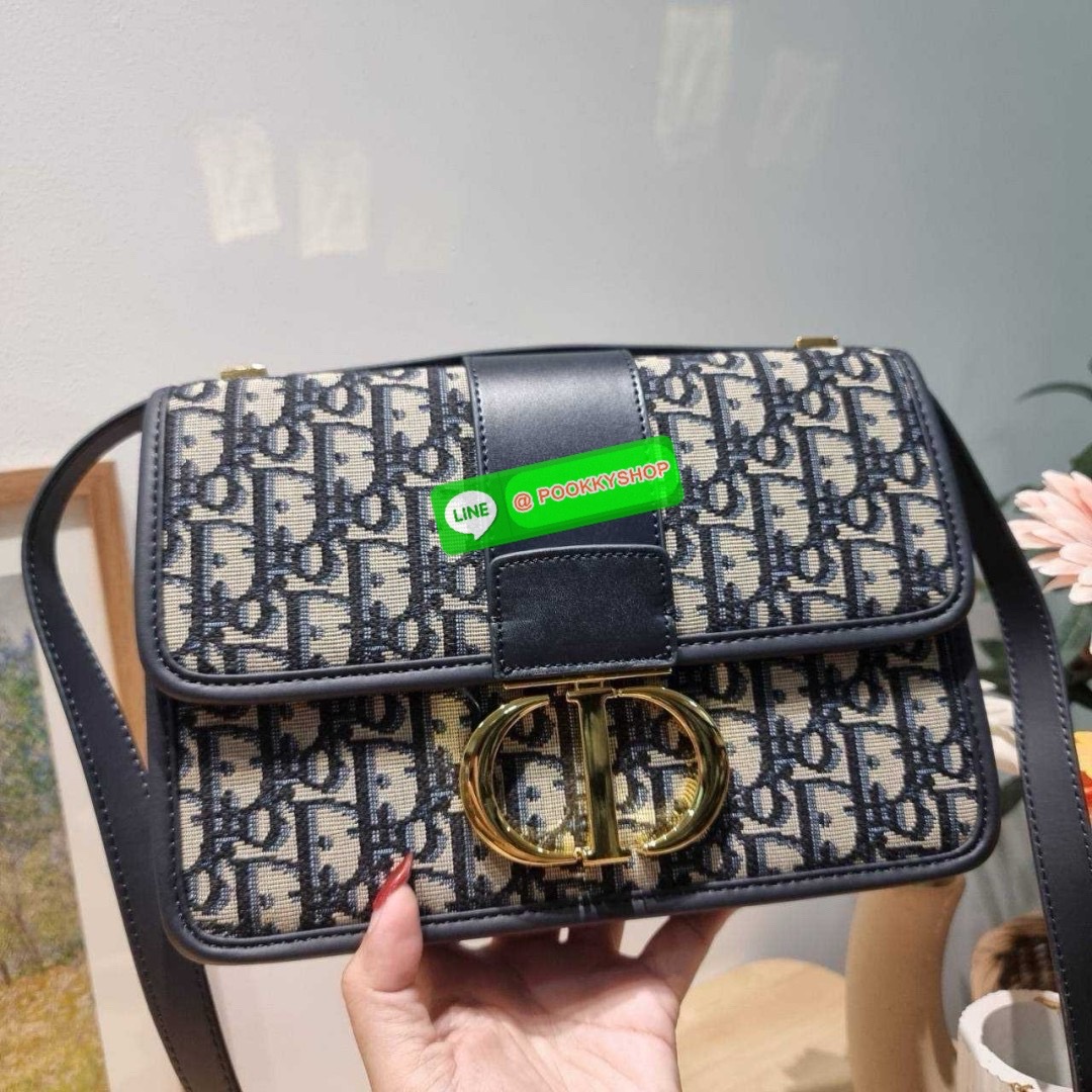 CD 30 MONTAIGNE BAG 🔆 Details กระเป๋าสะพายข้างสุดฮอต จากเคาน์เตอร์ dutyfree ที่สาวๆต้องไม่พลาด ทรงสวยมีกิมมิคในตัว ดูแพง ดีไซน์ย้อนยุคเป็นเอกลักษณ์ เปิด-ปิดด้วยอะไหล่กดล็อคแน่นหนา ใช้งานง่าย ด้านหลังมีช่องใส่ของจุกจิกได้ ภายในเป็นช่องโล่ง ใส่ของสำ