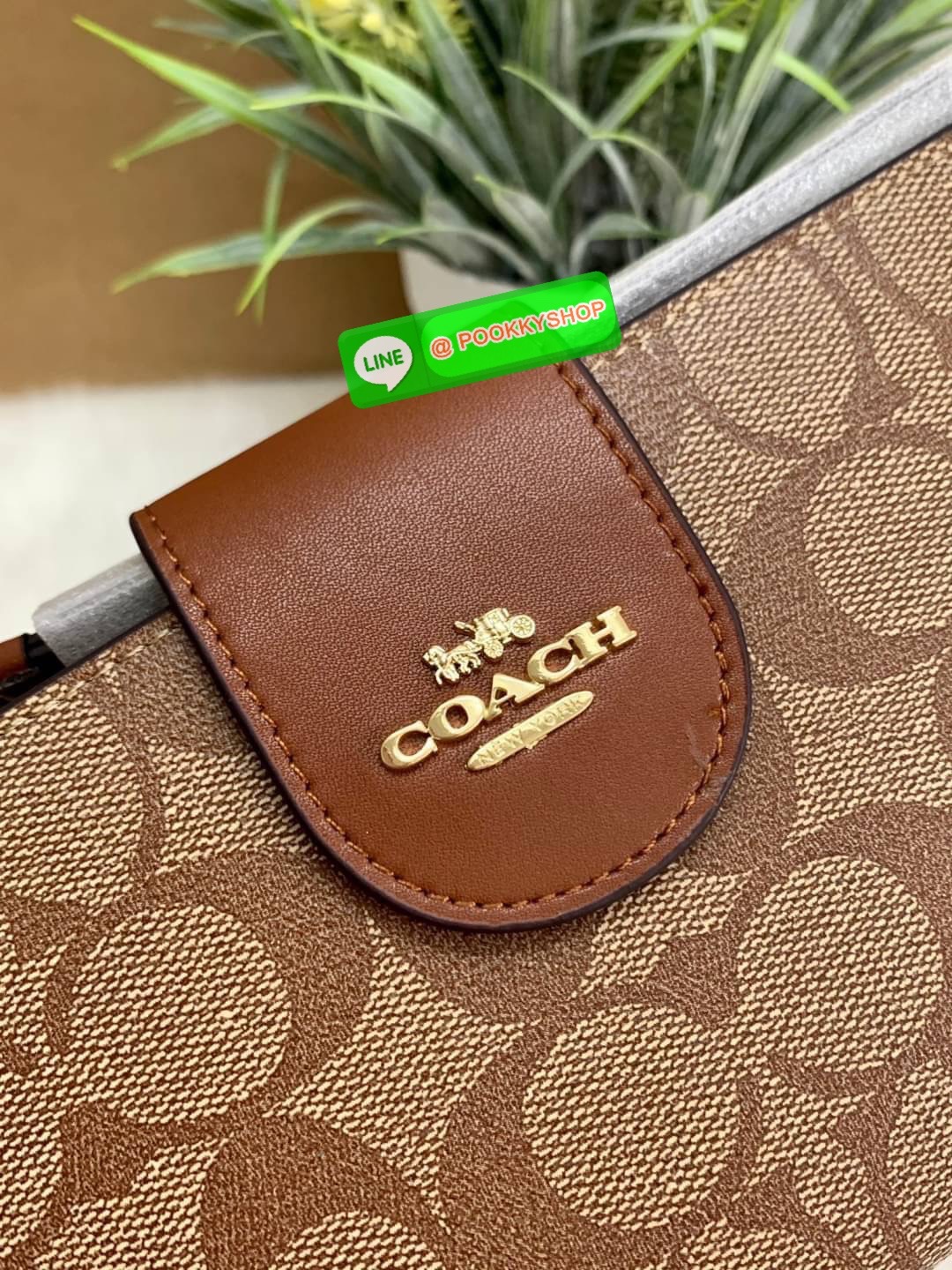 COACH TECH WALLET IN COLORBLOCK SIGNATURE ((C2874)) ✔️กระเป๋าเงินใบยาว หนังแท้ พร้อมสายคล้องมือในตัวค่ะ ✔️เปิดปิดด้านหน้าแบบฝากระดุม ภายในมีช่องใส่ธนบัตร2ช่อง ;สามารถใส่มือถือ iphone 10 xs max ได้เลยค่ะ ✔️มีช่องเสียบธนบัตร7ช่อง;พร้อมช