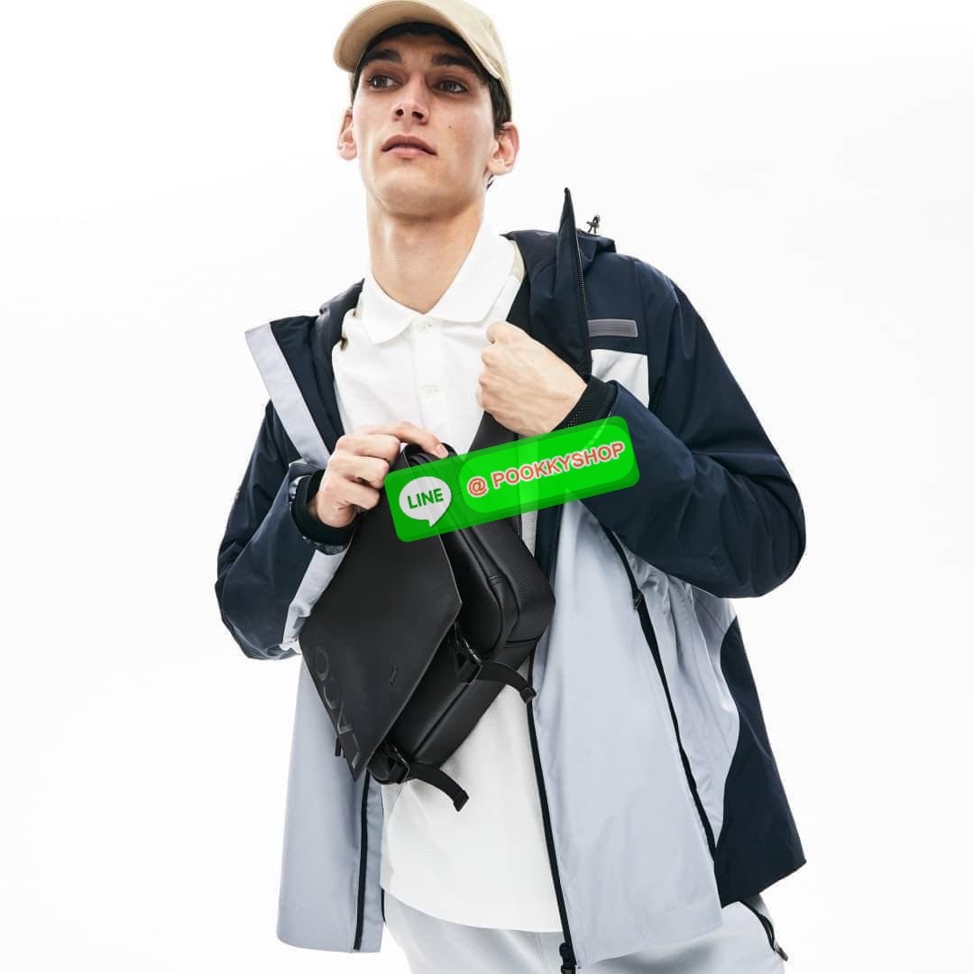 Small Pouch วัสดุ PVC คุณภาพดีตามแบบฉบับแบรนด์ น้ำหนักเบา กันน้ำ ด้านหน้ามีโลโก้เหล็ก ฝาเปิดปิดด้วยคลิปล๊อค 2 ด้าน ช่องหลัก ด้านในมีช่องซิปพร้อมหัวซิปแบรนด์ ใส่กระเป๋าสตางค์ใบยาว ipad มือถือ ของจุกจิกได้เยอะ ด้านหน้ามีช่องใส่ของ 1 ช่องปิดด้วยซิป พร้อมสายส