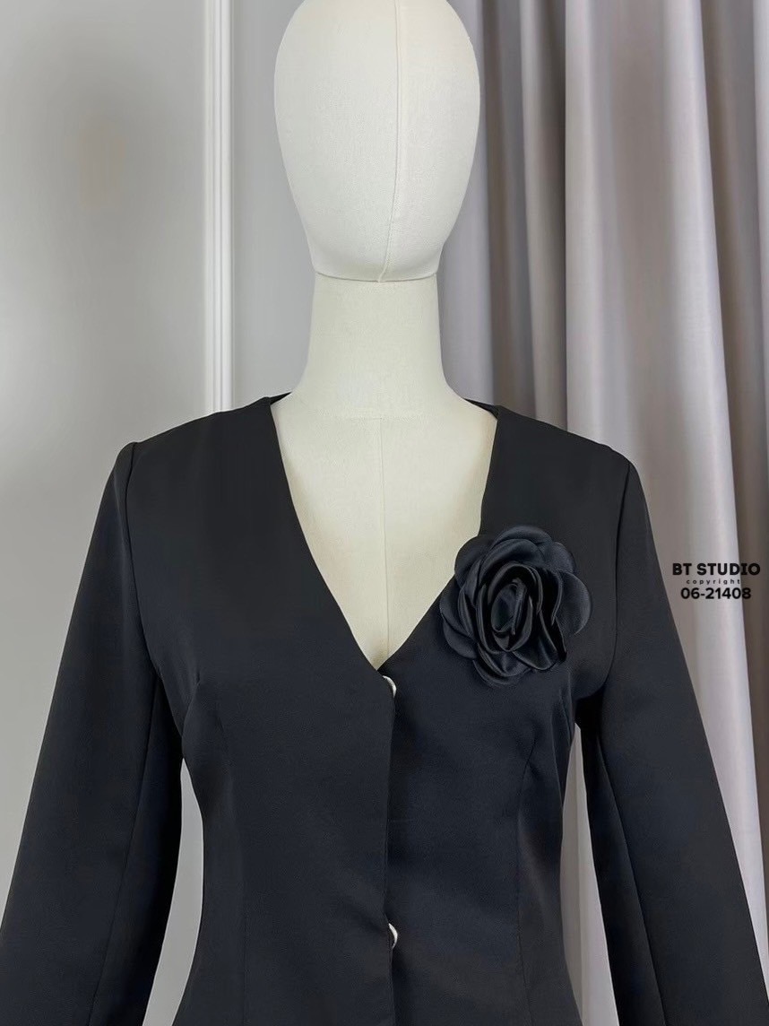 ชุดเซทแฟชั่น เซท 3 ชิ้น เสื้อเบเซอร์แขนยาวแต่งติดแป๊กด้านหน้า มาพร้อมเข็มกลัดโบ แมทซ์กับกระโปรงเอวสูง