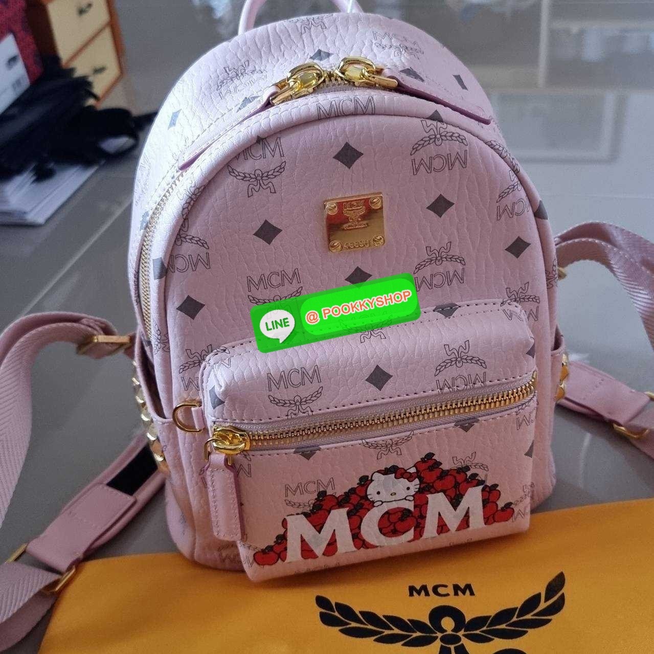 🔆 Model MCM×HELLO KITTY STARK SIDE STUDS MINI BACKPACK IN VISETOS 🔆 Details อีกหนึ่งรุ่น Best seller ที่ต้องมี!! พร้อมสีมาใหม่ที่พลาดไม่ได้!! และดีไซน์คอลแลบกับคิตตี้ครบรอบ 50 ปี! น่ารักน่าใช้เกินเรื่องสุดๆ กระเป๋าเป้ ไซส์ mini ขนาดเหมาะกำ