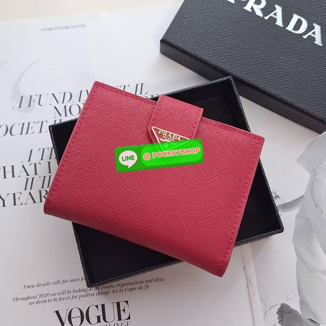 พร้อมส่งรุ่นใหม่♡♡ กับ กระเป๋าสตางค์แบบพับใบสั้น ทรงแบนน่ารัก น้ำหนักเบา จากแบรนด์ Prada ด้านหน้ามีโลโก้แบรนด์ อะไหล่สีทองหรู เปิดปิดด้วยกระดุม ด้านในมีช่องใส่บัตร3ใบ ช่องกระดุมเก็บเหรียญ+ธนบัตรแบบพับ จะมอบเป็นของขวัญหรือใช้เอง ก็ดีงามสุดๆเล