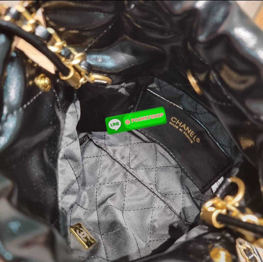 Chanel 22 mini bag 🔆 Details เกินต้านที่สุดกับไอเท็มนี้ ที่สาวๆหรือใครๆก็ต้องมีแล้ว!! มาในไซส์มินิ น่ารักจริงจัง!! แค่เห็นก็หลงรัก กับกระเป๋าสะพาย ดีไซน์เรียบแต่มีความหรูแอบซ่อนอยู่ ด้วยความโดดเด่นจากสายสะพายโซ่สีทอง และเหรียญโลโก้ เพิ่มความแพงไปอ