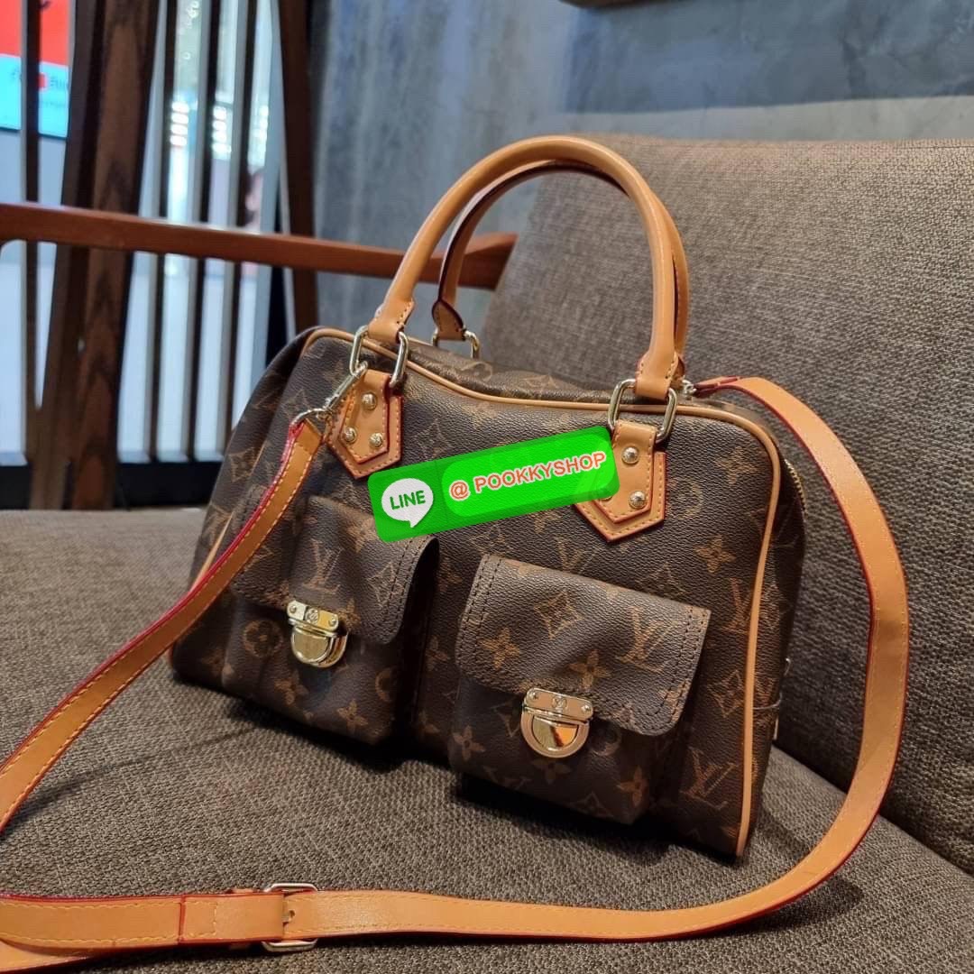 LV MANHATTAN HANDBAG กระเป๋าถือทรงผู้ดี คลาสสิค สวยหรู ไซส์กำลังสวย ราคาแสนดีจากวีไอพีพรีเมี่ยมกิ๊ฟ ดีไซน์ตกแต่งกระเป๋าเล็กด้านหน้า ใส่ของจุกจิกได้ วัสดุหนังแคนวาส ภายในโล่งกว้างมาก มีช่องซิปและช่องย่อย มาพร้อมสายสะพายครอสบอดี้ ถอดออกได้ คล้องแขนเก๋ๆ สะพา
