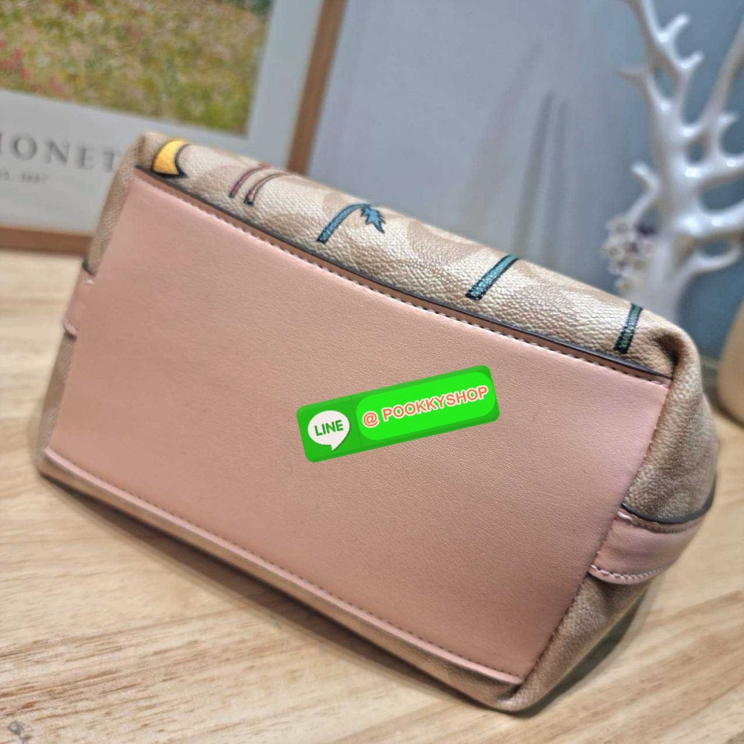 🔆 Model COACH CU394 COACH x OBSERVED BY US CITY BUCKET BAG IN SIGNATURE CANVAS 🔆 Details ใหม่! กระเป๋าสะพายทรงบัคเก็ต ดีไซน์รูปทรงคลาสสิค อินกับกระแสสุดๆ ตกแต่งลวดลายให้น่าใช้ขึ้น และยังมีกระดุมแม่เหล็กปิดปากกันของหล่น มาพร้อมสายสะพายถึง 2