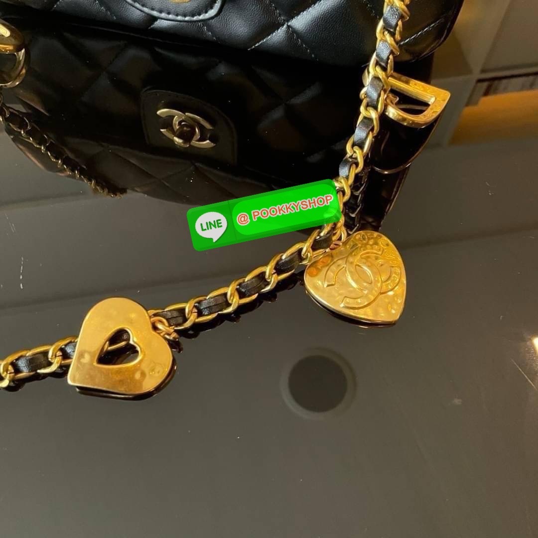 พร้อมส่งรุ่นขายดี !! กระเป๋างานกิฟท์ CHANEL VIP GIFT CROSSBODY BAG กระเป๋าทรงสะพายข้าง หนังพียูพรีเมี่ยม อะไหล่ทองวินเทจทั้งใบ ประดับโลโก้แบรนด์และตกแต่งด้วยกิมมิคใบไม้ เปิดปิดด้วยตัวหมุน ด้านในใส่กระเป๋าสตางค์ได้ถึงใบกลาง มือถือได้ทุกรุ่น พร้อมช่องซิปให้