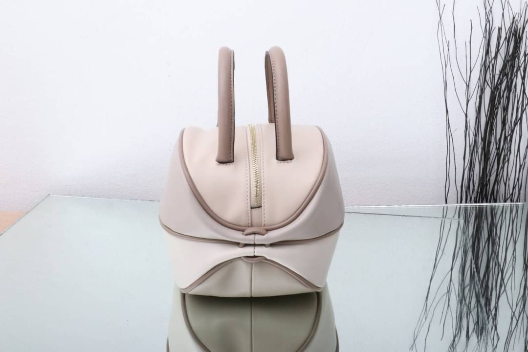 กระเป๋าลูกมะเฟืองยอดฮิต ดาราเซเลปใช้กันเยอะมาก งานตั้งใจผลิตกว่าจะได้มา แก้งานข้ามปี หลายรอบเพื่อความเป๊ะ งานสวยหนังสวย แถมฟรี!! ที่ห้อยลายดอกไม้ โอ้ย!!สวยเป๊ะขนาดนี้จะพลาดได้งัย