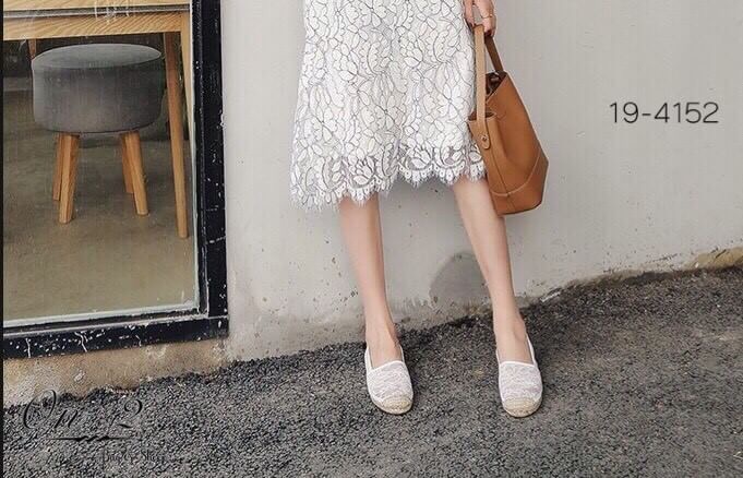 Valentino lace flat shoes งาน Hot item กันเลยจ้าคู่นี้คัชชูลูกไม้ สไตล์วาเรน สวยหวานปนเทห์ งานดีมากลูกสวยเกรดดี แมทช์ง่าย จะใส่กับกระโปรงหรือยีนส์ ก็เป๊ะคะ เป็นอีกคู่ที่สาวๆไม่ควรพลาดนะคะ