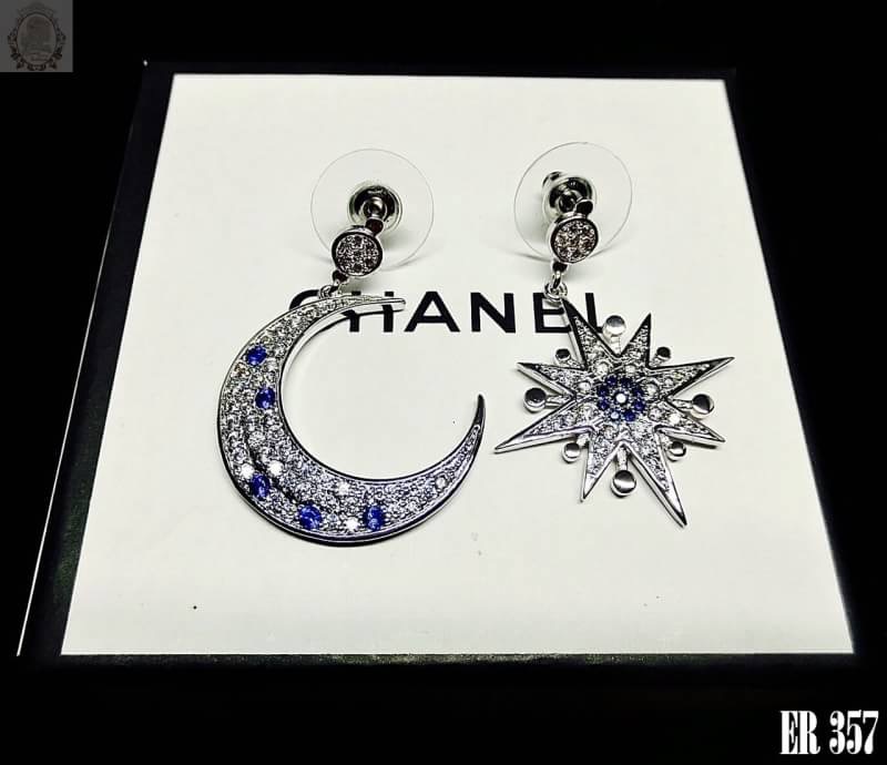 ต่างหูแบบห้อย พระจันทร์-ดาว 2ข้างไม่เหมือนกัน ตัวเรือนสีเงิน ฝังเพชร cz สลับ เพชรczสีน้ำเงิน โดดเด่นมากๆ