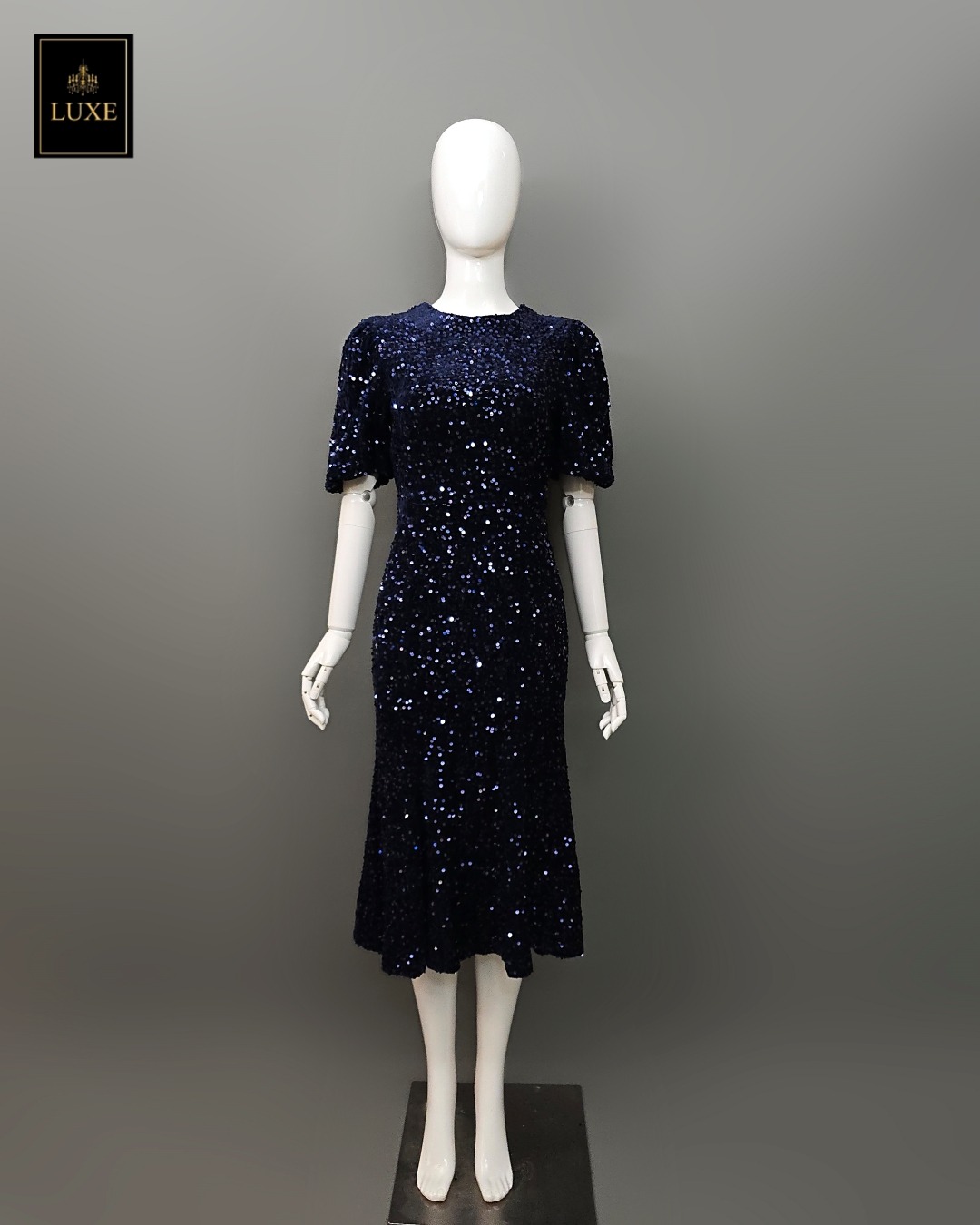 เดรสเสื้อคอกลม แขนสั้นปลายแขนพอง ชายกระโปรงบานเล็กน้อย