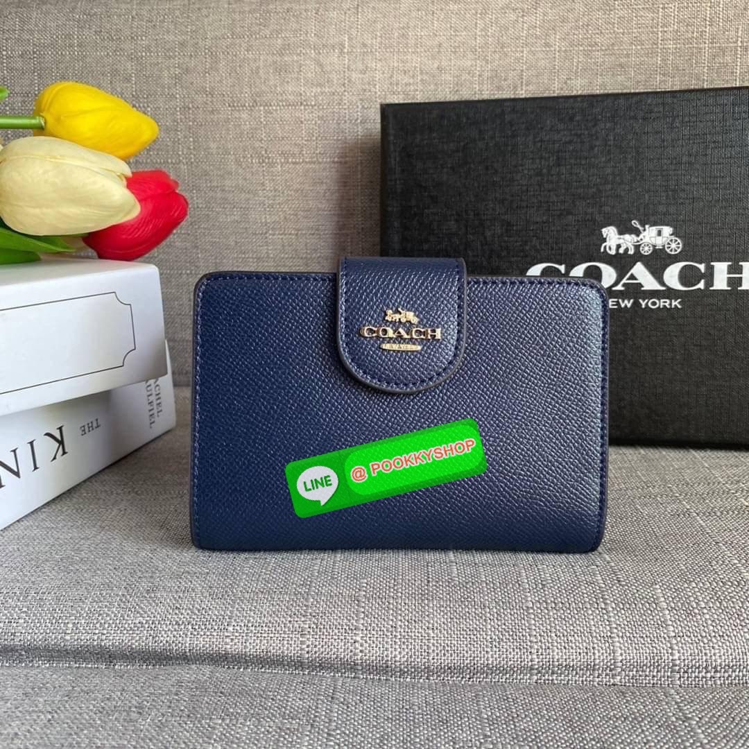 COACH 6390 MEDIUM CORNER ZIP WALLET กระเป๋าสตางค์ใบกลาง สีพื้นเรียบหรู วัสดุcrossgrain ภายในมีช่องใส่บัตรและธนบัตรได้ทุกชนิด มีช่องซิปใส่เหรียญ ขนาดกะทัดรัดพกพาง่าย คนชอบจัดระเบียบกระเป๋าสตางค์แนะนำเลยจ้า