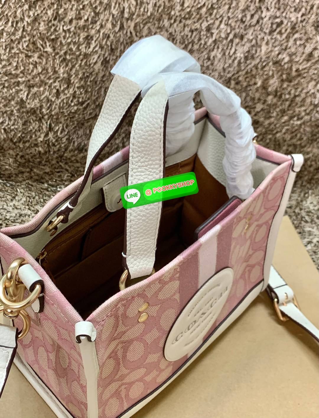 COACH DEMSEY TOTE IN SIGNATURE JACQUARD WITH COACH PAT ((C8417//C5115)) พร้อมส่งที่ไทย ห้ามพลาด สีน้องสวยมากๆค่ะ กระเป๋าทรงTote ขนาดพอดีลำตัว ใช้วันไหนๆก็เหมาะมากค่ะ วัสดุJacquard ทอลายแบรนด์ ตัดขอบหนังแท้ สวยงามมากๆค่ะ ด้านหน้าจะมีป้ายวงกลมโลโก้แบรนด์อัน