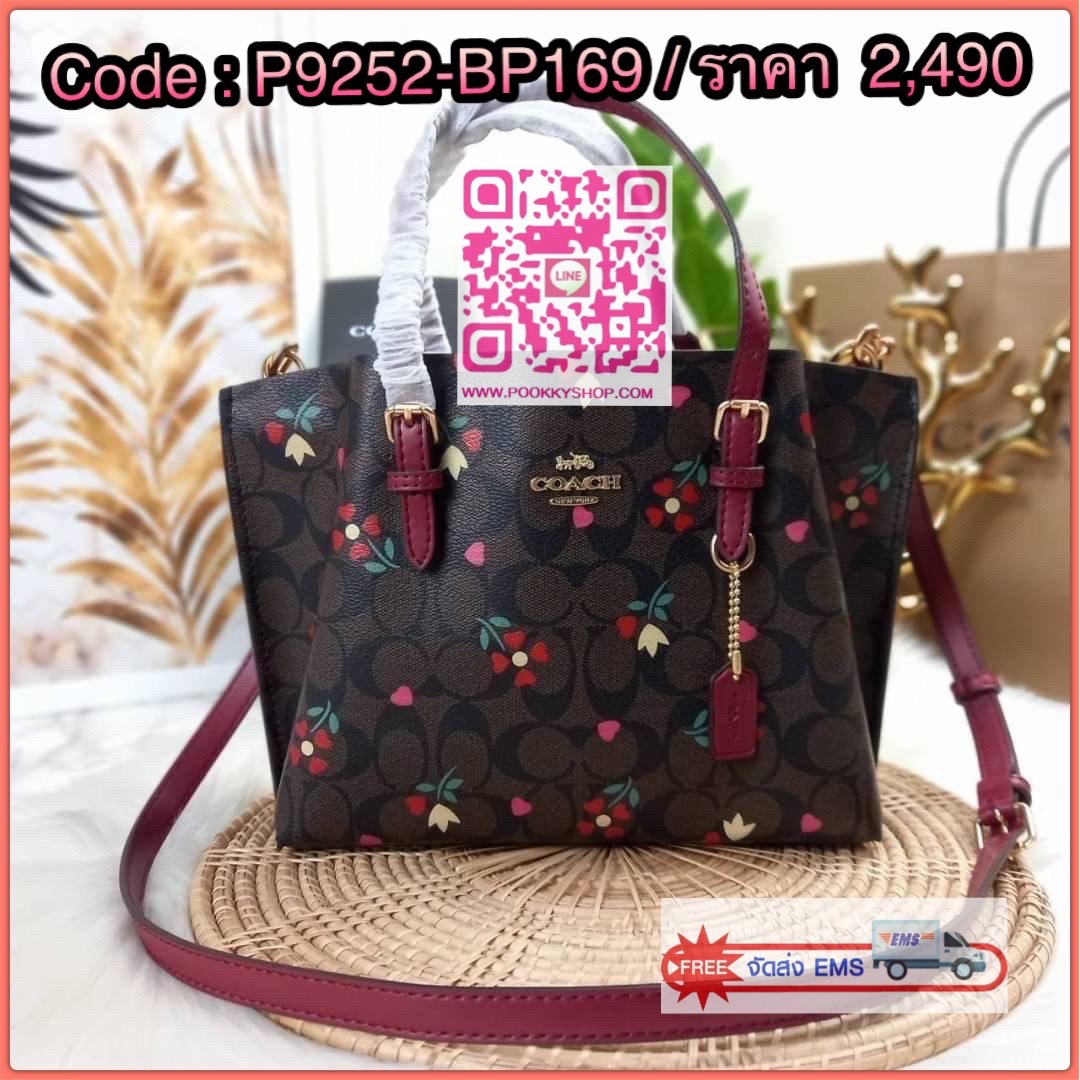 NEW IN ไม่หลงรัก ทำไงไหว COACH MOLLIE TOTE 25 IN SIGNATURE CANVAS WITH SNOOPY (COACH C4250) กระเป๋าถือ กระเป๋าสะพาย รุ่นฮิต พิมพ์ลาย น่ารักเกินเบอร์ได้อีก// ขนาดเหมาะมือ มีสายสะพายยาว ถอดและปรับระดับได้ //วัสดุแคนวาส ผสมหนังแท้ ขึ้นทรงสวย ลาย SIGNATURE ด้