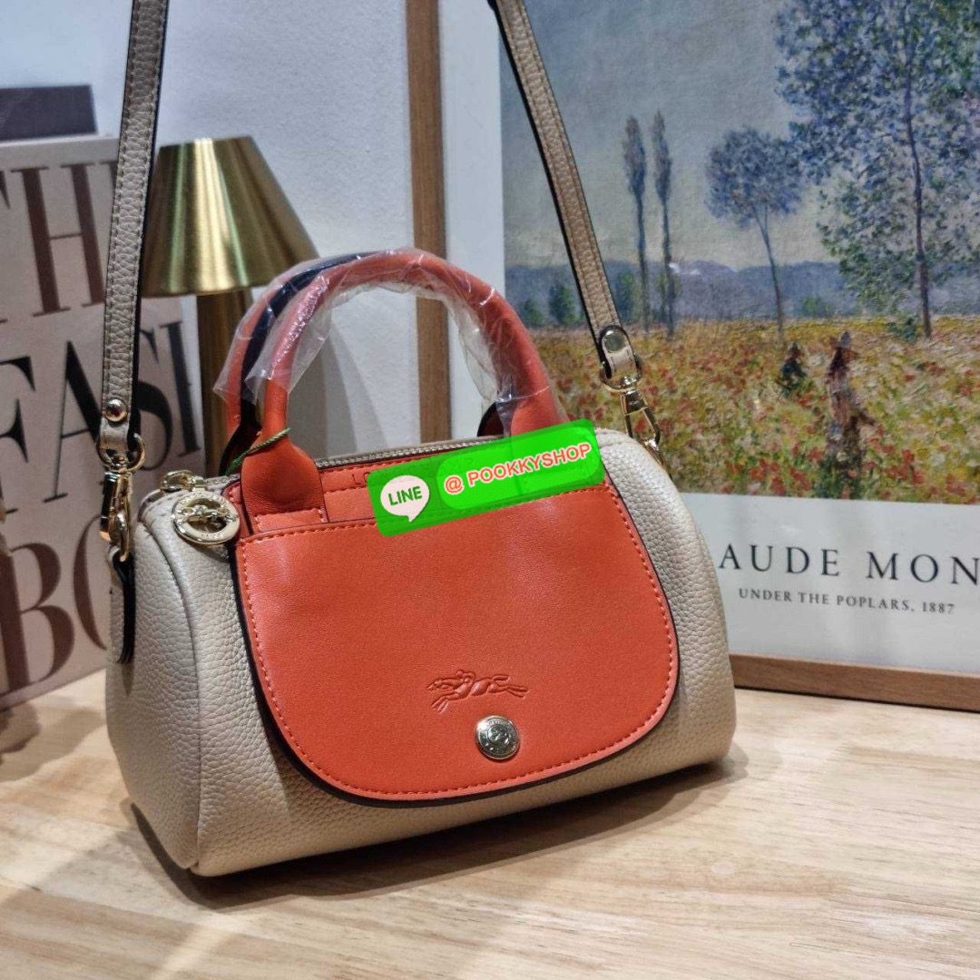 Longchamp le pliage xtra XS leather crossbody bag 🔆 Details มาใหม่! กับกระเป๋าถือ/สะพายรุ่นยอดฮิต ที่มาในดีไซน์ทูโทน โดดเด่นมีกิมมิค น่ารักน่าใช้สุดๆ รูปทรง cylinder ใช้งานง่าย ฝากระเป๋ามีช่องเล็กๆให้ได้ใส่บัตร ใส่ธนบัตรแบบหยิบจับง่ายๆ ช่องหลักเป็