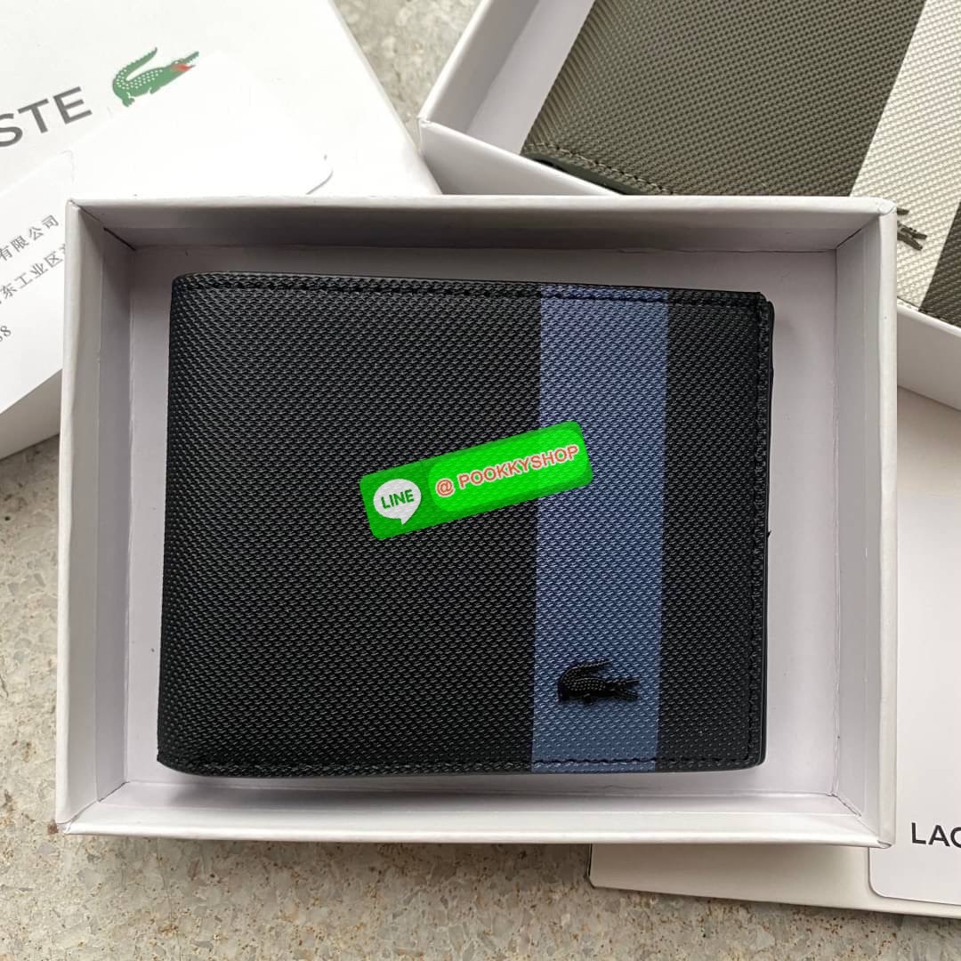 ลาคอส SHORT WALLET กระเป๋าสตางค์แบบพับ2ตอนสำหรับผู้ชาย มีช่องใส่บัตรและช่องใส่ธนบัตรแยกเป็นสัดส่วน กระเป๋าสตางค์หนัง PVC คุณภาพดีตามแบบฉบับของแบรนด์ มาพร้อมกล่อง ถุงกระดาษแบรนด์แบรนด์แข็งแรงสวยมากค่ะ ไม่ว่าจะใช้เองหรือเป็นของขวัญก็สุดคุ้มและน่าใช้ ห้ามพ