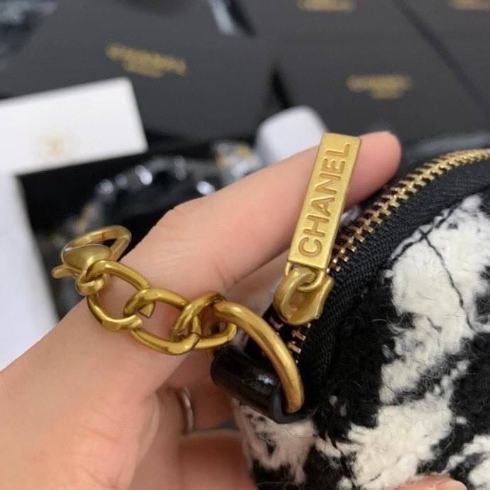 Chanel Shoulder Bag VIP Gift With Purchase (GWP) พรีเมี่ยมกิ๊ฟรุ่น Limited วัสดุหนัง pu เปิดปิดด้วยฝาปิดตัวล๊อคอะไหล่ทองและซิป หัวซิปแบรนด์ สามารถใส่ มือถือ iphone+ ของใช้จุกจิกได้เยอะ และมีกระเป๋าใส่เหรียญถอดได้ สายโซ่ร้อยหนังอะไหล่ทอง+เงิน Crossbody มาพ