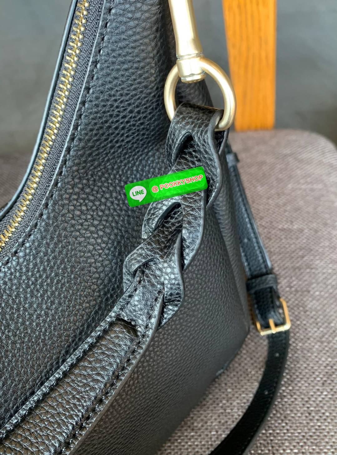 COACH JULES HOBO BAG ((C9189//9190)) 🌍พร้อมส่งที่ไทย! ต้องบอกก่อนว่าหนังรุ่นนี้อย่างดี นิ่มมากๆ สัมผัสแล้วรู้สึกละมุน กับกระเป๋าใบใหญ่ ทรงสวย เปิดปิดกระเป๋าแบบซิปมีหนังห้อยเพิ่มความเก๋ตรงหัวซิปค่ะ ภายในกระเป๋ากว้างมาก ใส่สัมภาระได้ครบครัน หายห่วงเ