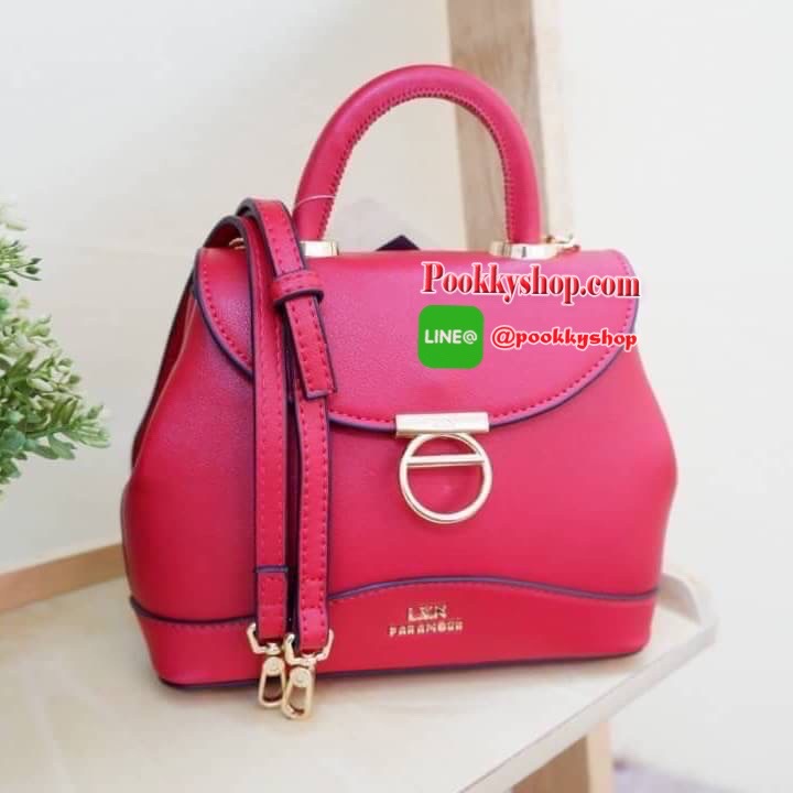 Lyn กระเป๋าหิ้วมาพร้อมสายสะพาย ขนาดกลางๆไม่เล็กไม่ใหญ่ ดีไซน์สวยน่ารัก ด้านในมีป้ายโลหะปั๊มแบรนด์ ใต้กระเป๋ามีหมุดรองทั้ง 4 มุม รูปทรงสวยเก๋ขนาดนี้ ไม่มีไม่ได้นะคะ