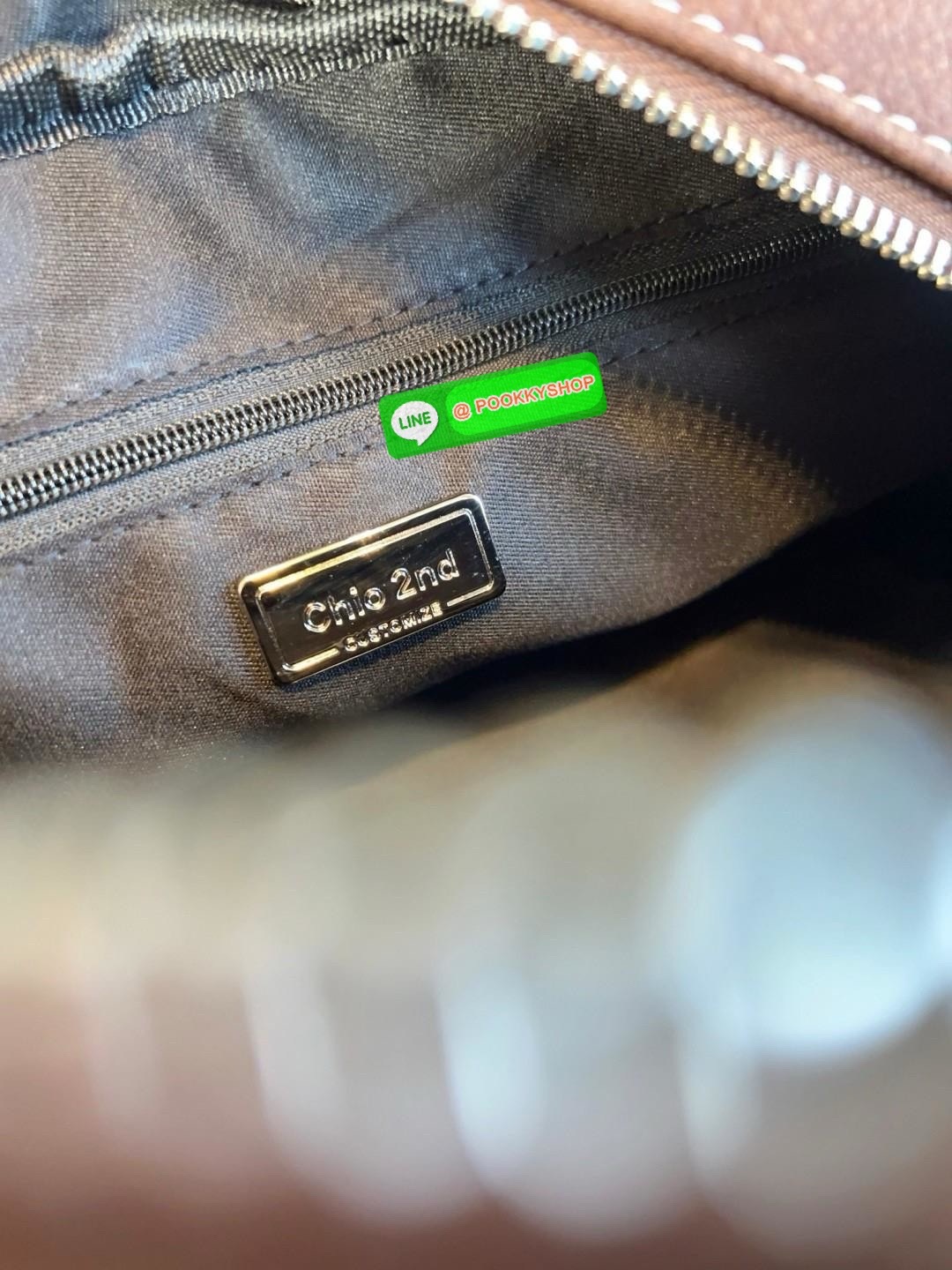 Chio’2nd Suede leather handbag//shoulder bag 💼 💋พร้อมตุ๊กตาหมีแบรนด์ตามรูปหนึ่งตัวค่ะ! 🔖พร้อมส่ง! น้องมากับความน่ารักและเบาเงินในกระเป๋าอีกเช่นเคย ✔️รุ่นนี้ใช้หนังกลับอย่างดีกึ่งกำมะหยี่ ลายหนังสวยมากๆ มีความนิ่มและเบาค่ะ &#