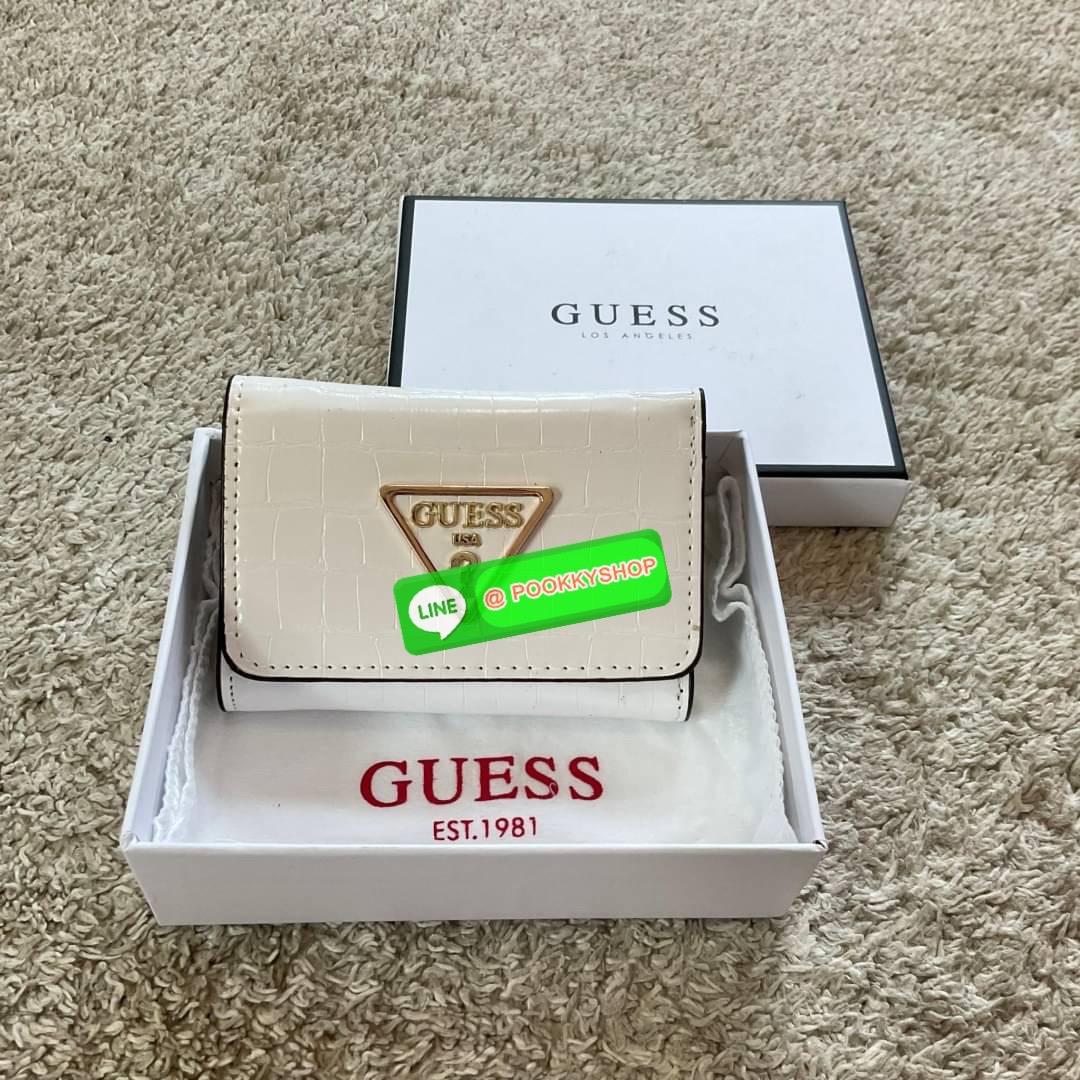 รุ่นใหม่ล่าสุด! GUESS SHORT WALLET กระเป๋าสตางค์ใบสั้นสองตอน วัสดุตัวหนังลายสวยหรูพิมพ์ลายทั้งใบ เปิดปิดด้วยกระดุม ด้านในบุผ้าปั้มแบรนด์มีช่องใส่รูป และใส่บัตรได้อีกหลายช่อง มาพร้อมช่องใส่ธนบัตรหนึ่งช่อง สวยคุ้ม สไตล์มินิ สำหรับคนไม่ชอบพกเงินเยอะ แนะนำใบน