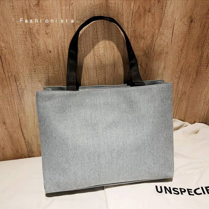 สินค้ามาใหม่พร้อมส่งค่ะ กระเป๋าสะพาย Dumplings Tote Bag วัสดุผ้าแคนวาสหนานุ่มเนื้อดี แต่งปักลายหัวใจสีคอนทราสสวยเด่น เปิดปิดด้วยซิป ด้านในเป็นช่องโล่งกว้างจุของได้เยอะมาก มีซิปผนังแยก มาพร้อมกระเป๋าห้อยใบเล็กเข้าชุด ใส่เหรียญใส่ของกระจุ๊กกระจิ๊กได้ค่ะ ปาก