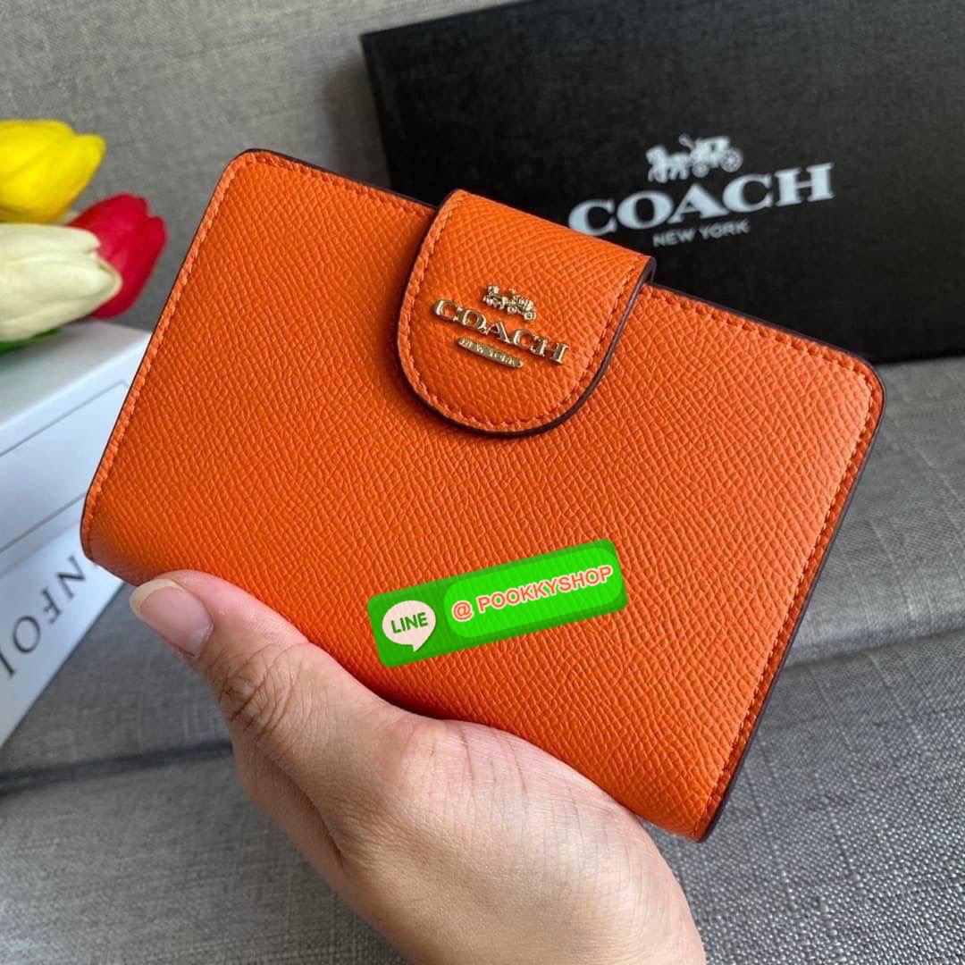 COACH 6390 MEDIUM CORNER ZIP WALLET กระเป๋าสตางค์ใบกลาง สีพื้นเรียบหรู วัสดุcrossgrain ภายในมีช่องใส่บัตรและธนบัตรได้ทุกชนิด มีช่องซิปใส่เหรียญ ขนาดกะทัดรัดพกพาง่าย คนชอบจัดระเบียบกระเป๋าสตางค์แนะนำเลยจ้า