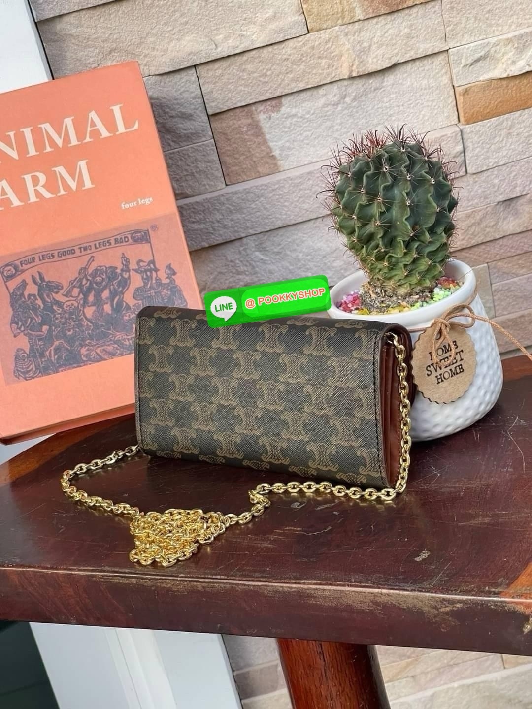 CELINE INSPIRED 2IN1 LONG WALLET ใครมีของที่ต้องจัดเก็บในปริมาณมาก จะต้องถูกใจกระเป๋าสตางค์ผู้หญิงใบนี้แน่นอน เนื่องจากมีช่องแยกย่อยสำหรับใส่ธนบัตร เหรียญ และบัตร รวมแล้วกว่า 10 ช่อง ให้คุณจัดเก็บของต่าง ๆ ได้เป็นสัดส่วน นอกจากนี้ ยังมีช่องใส่ของเบ็ดเตล็ด