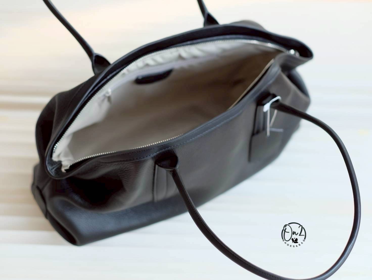 กระเป๋าหนังแท้ 💯 Genuine leather ทรง Hobo ถือเป็นทรงที่เอนกประสงค์และยอดนิยมค่ะยิ่งเป็นหนังแท้ก็จะมีความคงทนคุ้มค่า ใช้งานได้ยาวดูแลง่ายทำความสะอาดง่าย หนังนุ่มและยืดหยุ่น แข็งแรง ผิวสัมพัสหนังแท้จะสวยงามและเป็นเอกลักษณ์ดูแพงดูพรีเมี่ยมกว่าหนังผสม