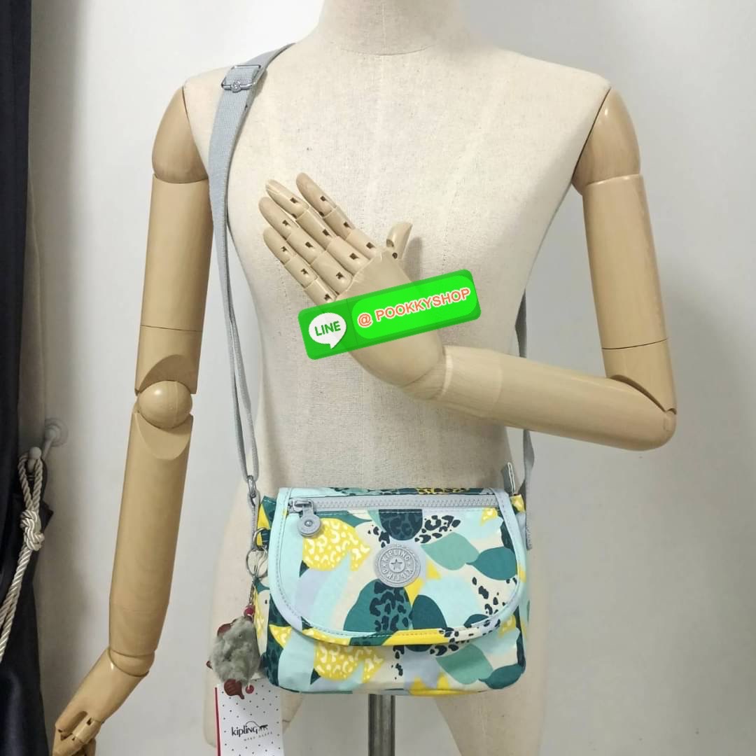 KIPLING SABIAN CROSSBODY MINI BAG กระเป๋าสะพายข้าง วัสดุ Nylon & Polyester 100% ขนาดเล็กกำลังน่ารัก เปิด-ปิดด้วยฝาปิดกระดุมแม่เหล็กและซิปแบรนด์ ด้านในทีแท็กแบรนด์