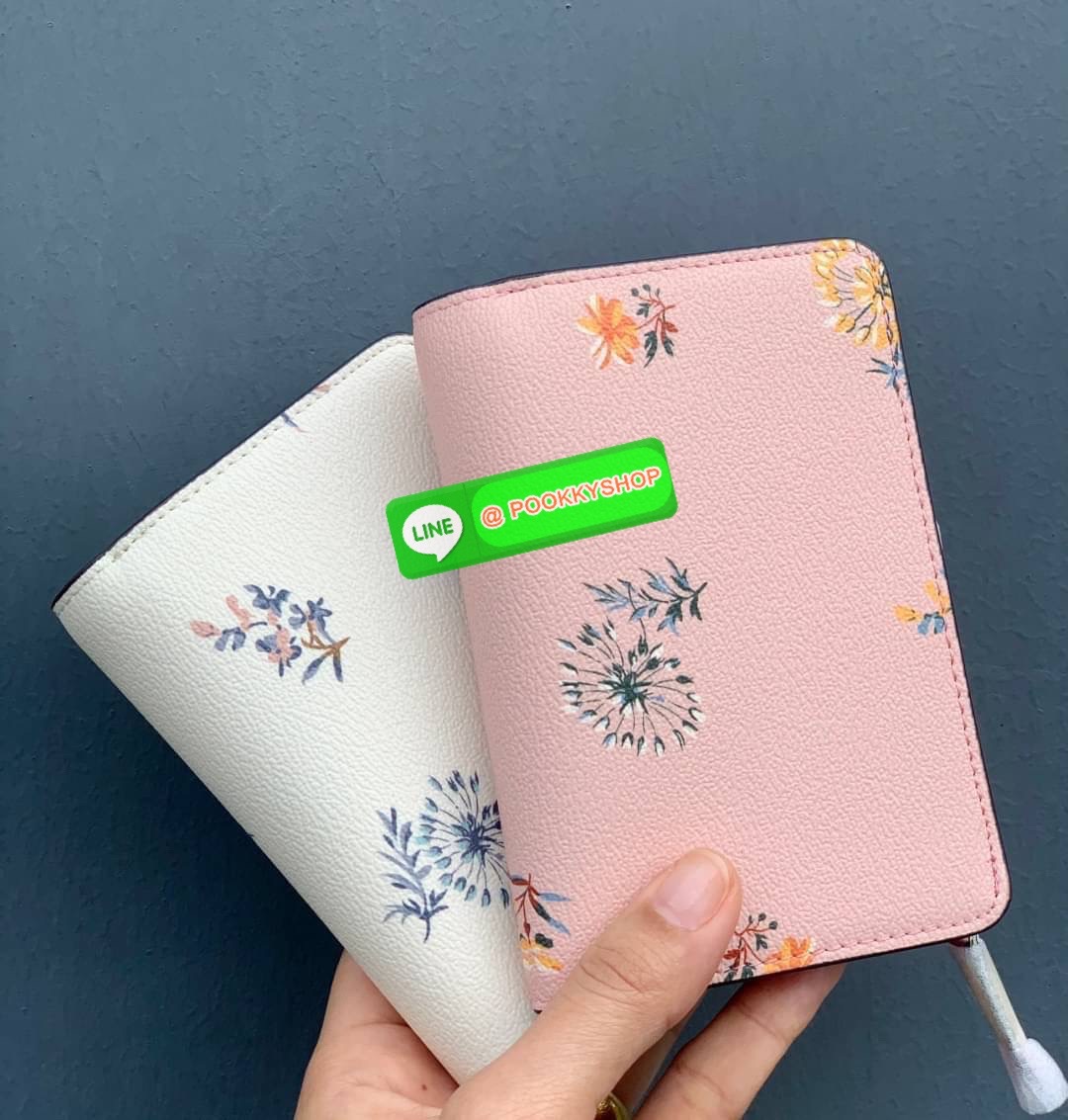 COACH MEDIUM CORNER ZIP WALLET WITH DANDELION FLORAL PRINT ((2855)) พร้อมส่งความสวย แถมความหมายดีด้วยค่ะ! กระเป๋าเงินใบกลาง ลายดอก Dandeloin ทั้งใบสวยงามมากๆนะคะ มีช่องใส่ธนบัตรหนึ่งช่อง;ช่องใส่บัตรได้ถึง10ช่อง;และช่องซิปสำหรับใส่เหรียญอีกหนึ่งช่องค่ะ &#x