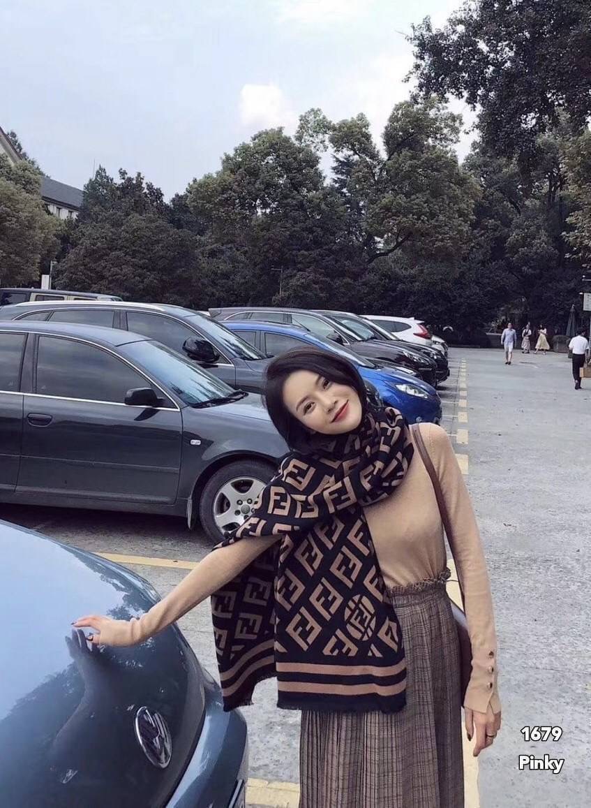 พร้อมส่ง ผ้าคลุมไหล่ fendi 1679 งานนำเข้า ผ้านุ่มมาก ใช้พันคอ คลุมไหล่ ผ้าห่มได้ มีความเก๋ตามฉบับแบรนด์ดัง หนาวนี้สาวๆสาวก fendi ต้องจัดเซตให้เข้ากันจ้า