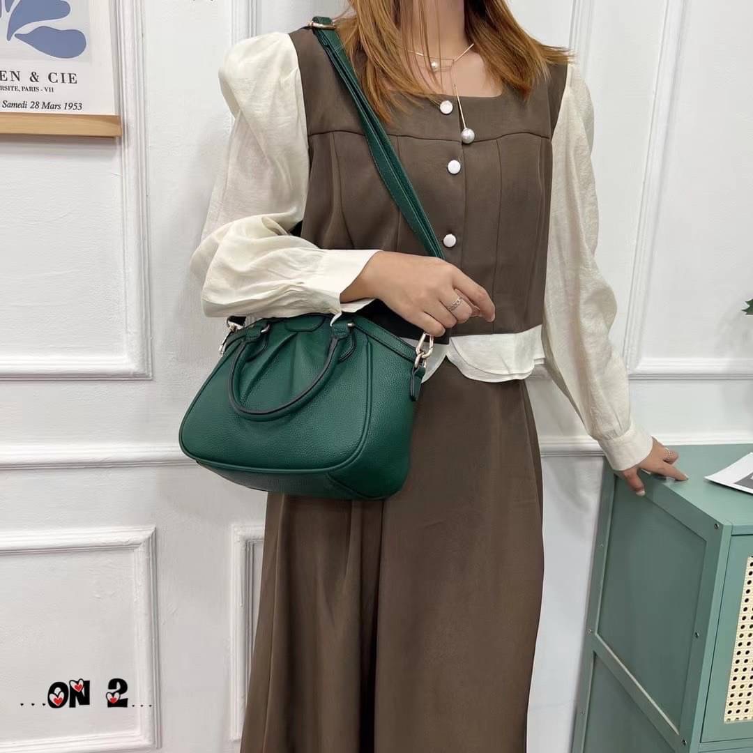 5950 กระเป๋าสะพายข้าง ทรง LV วัสดุตัวกระเป๋าทำจากหนังผสมอย่างดี อะหลั่ยสีทอง ด้านบนเป็นปากซิป ด้านหลังมีช่องซิป มาพร้อมสายยาวเป็นหนังผสมสีเดียวกับตัวกระเป๋า