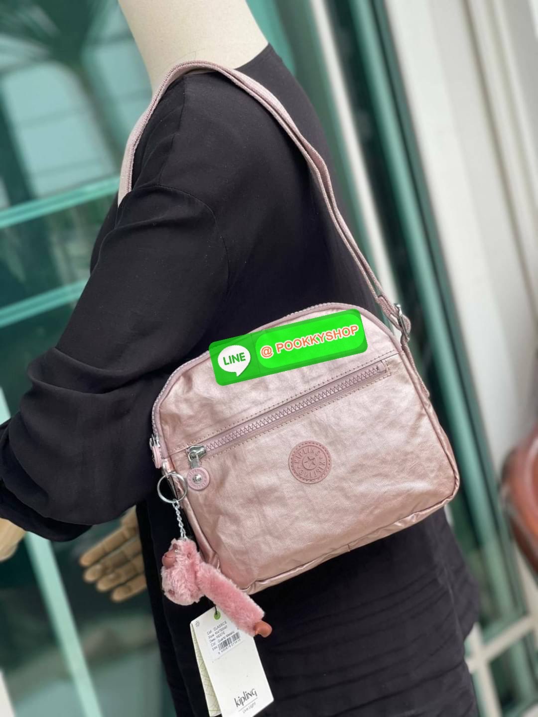 Kipling Keefe Crossbody Bag กระเป๋าสะพายคอลเลคชั่นใหม่จาก Light sand ขนาดกำลังดี ใส่กระเป๋าสตางค์ยาวได้ มีช่องใช้งานถึง4ช่อง สายสะพายปรับสั้นยาวได้ฟรีไซส์ ใช้งานสายคู่ คล้องไหล่ หรือปรับสายยาวสะพายพาดลำตัวดูลำลองไปอีกแบบ สำหรับสาวๆที่อยากหากระเป๋าคู่ใจสัก