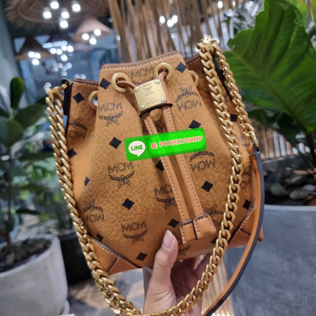 MCM SOFT BERLIN DRAWSTRING BAG IN VISETOS กระเป๋าสะพายทรง bucket ไซส์ mini ขนาดน่ารักน่าใช้ มาพร้อมกล่องสุดหรู!! วัสดุหนังแคนวาสคุณภาพดี รูดเปิด-ปิดกระเป๋าด้วยสายหนัง ภายในเป็นช่องโล่ง มีช่องแยก และช่องเก็บบัตรหรือจะไว้ของจุกจิกก็ได้ เป็นหนังแท้ ใต้กระเป๋