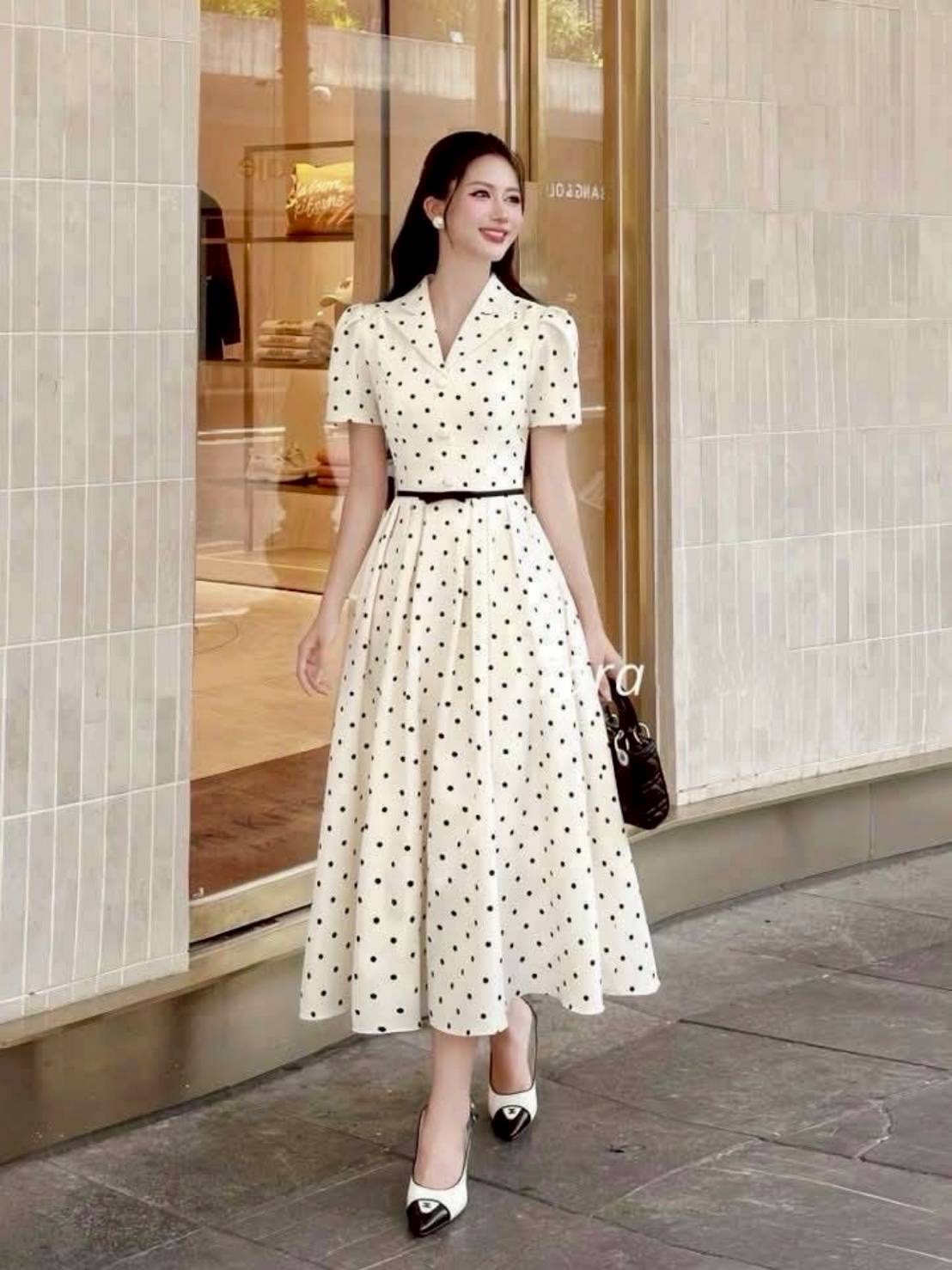 โปรดเรียกฉันว่าคนสวย 🤭 ถ้าได้ใส่แล้วสวยขึ้น 3 พัน% แน่นอนคะ งานเดรสยาว PolkaDot สุดฮอต สีละมุนตุ้นมากก ทรงสวยสุดๆ ผ้าดีเกิ๊นน พร้อมเข็มขัดสวยๆให้ใส่เก็บรูปเก็บทรง งานนี้ไม่อวยเยอะ ต้องได้ต้องโดนนะคะสาวๆ