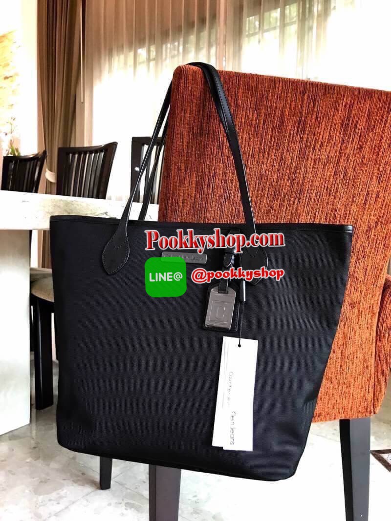 CALVIN KLEIN" JEANS TOTE BAG (Size M) กระเป๋าสะพาย Calvin Klein Jeans Limited Edition จาก Calvin Klein Jeans วัสดุ Polyester คุณภาพดีเนื้อหนาน้ำหนักเบา ด้านหน้าประดับโลโก้ Calvin Klein Jeans พร้อม TAG ห้อยที่หูหิ้วดูมีดีเทล เปิดปิดด้วยซิปสะดวกใช้ หัว
